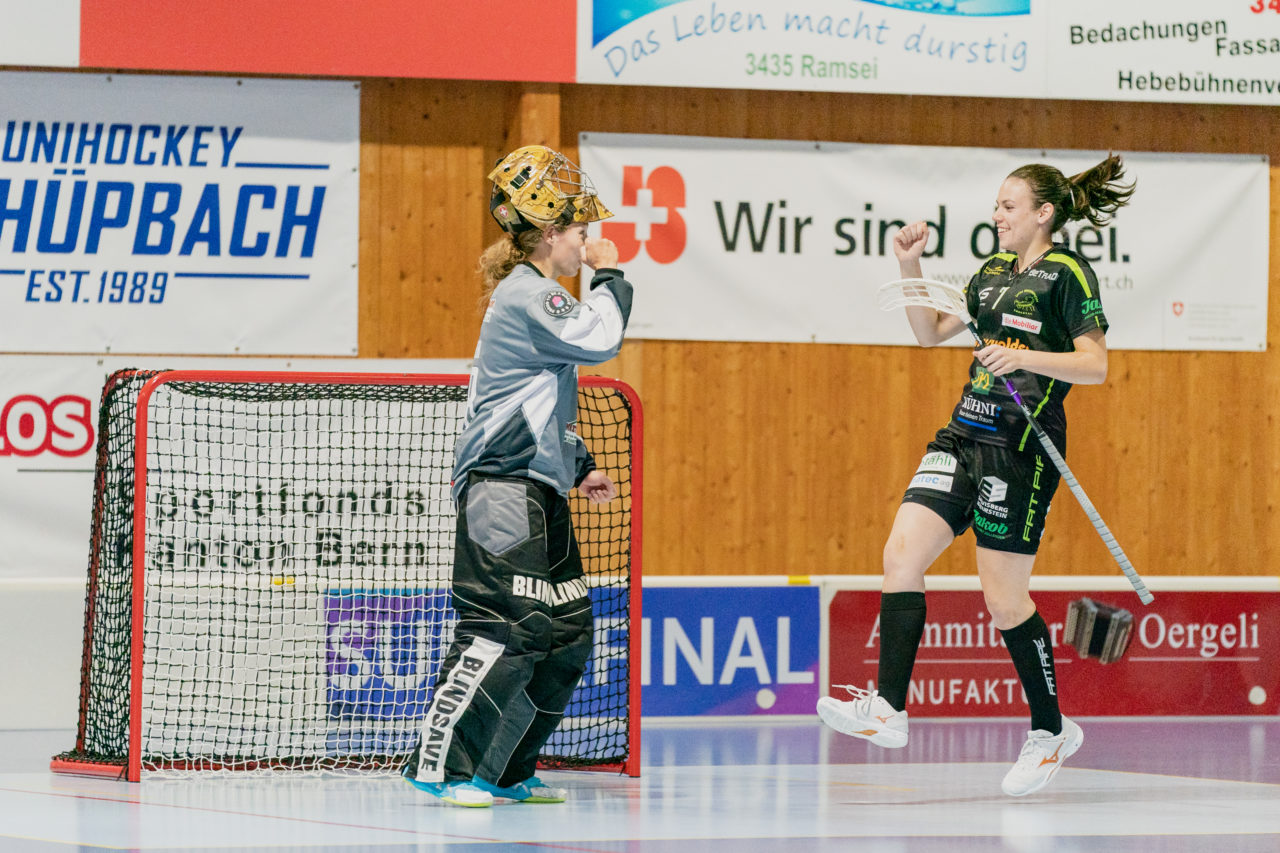Frauen NLA Runde 5 2020/21 , Switzerland: 04.10.2020, Ballsporthalle Oberemmental (BOE), Zollbrück, Marylin Thomi (Nr. 7, Skorpion Emmental Zollbrück) und Helen Bircher (Nr. 28, Skorpion Emmental Zollbrück) 

Credit: Claudio Schwarz, unihockey-fotos.ch
