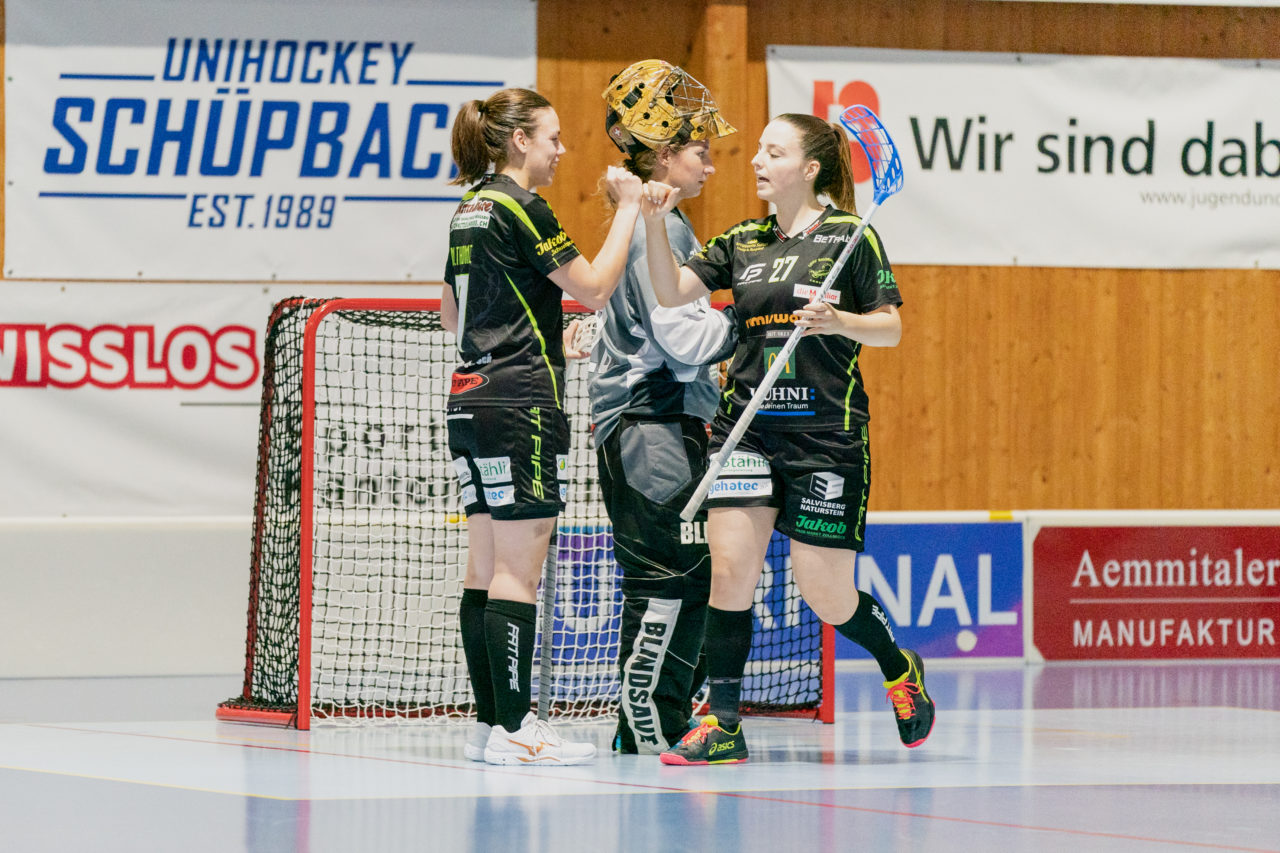 Frauen NLA Runde 5 2020/21 , Switzerland: 04.10.2020, Ballsporthalle Oberemmental (BOE), Zollbrück, Sina Sturzenegger (Nr. 27, Skorpion Emmental Zollbrück) und Marylin Thomi (Nr. 7, Skorpion Emmental Zollbrück) 

Credit: Claudio Schwarz, unihockey-fotos.ch