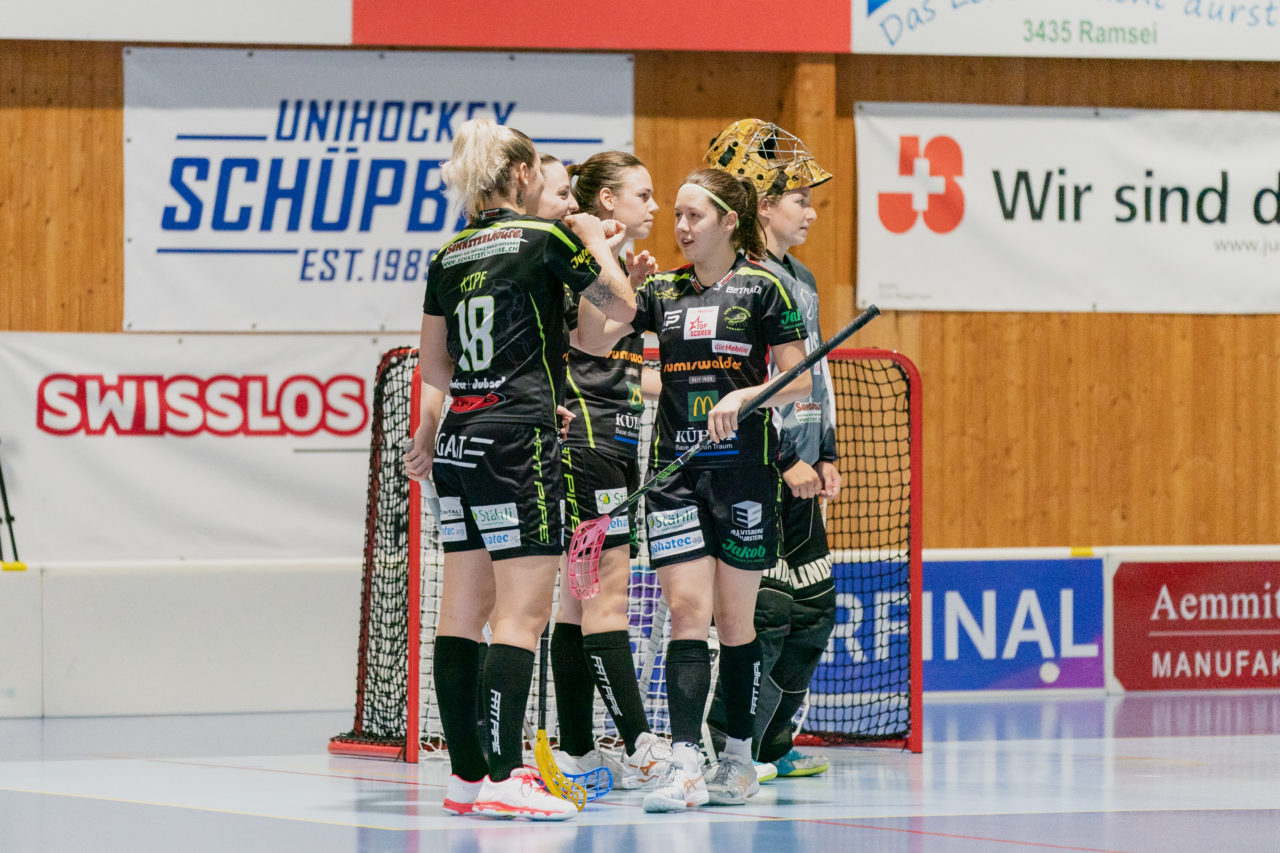 Frauen NLA Runde 5 2020/21 , Switzerland: 04.10.2020, Ballsporthalle Oberemmental (BOE), Zollbrück, Lucie Rezacova (Nr. 15, Skorpion Emmental Zollbrück) und Lara Kipf (Nr. 18, Skorpion Emmental Zollbrück) 

Credit: Claudio Schwarz, unihockey-fotos.ch