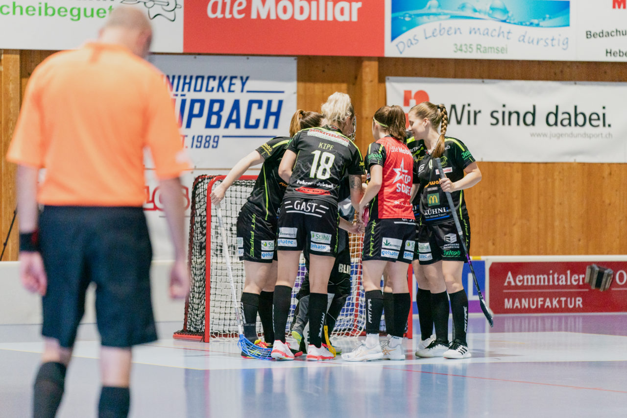 Frauen NLA Runde 5 2020/21 , Switzerland: 04.10.2020, Ballsporthalle Oberemmental (BOE), Zollbrück, Einschwören der Skorps vor dem Spiel

Credit: Claudio Schwarz, unihockey-fotos.ch