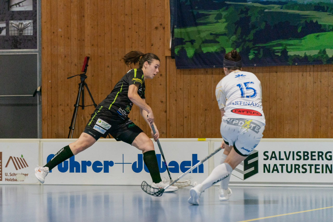 Frauen NLA Runde 5 2020/21 , Switzerland: 04.10.2020, Ballsporthalle Oberemmental (BOE), Zollbrück, Marylin Thomi (Nr. 7, Skorpion Emmental Zollbrück) spielt den Ball

Credit: Claudio Schwarz, unihockey-fotos.ch