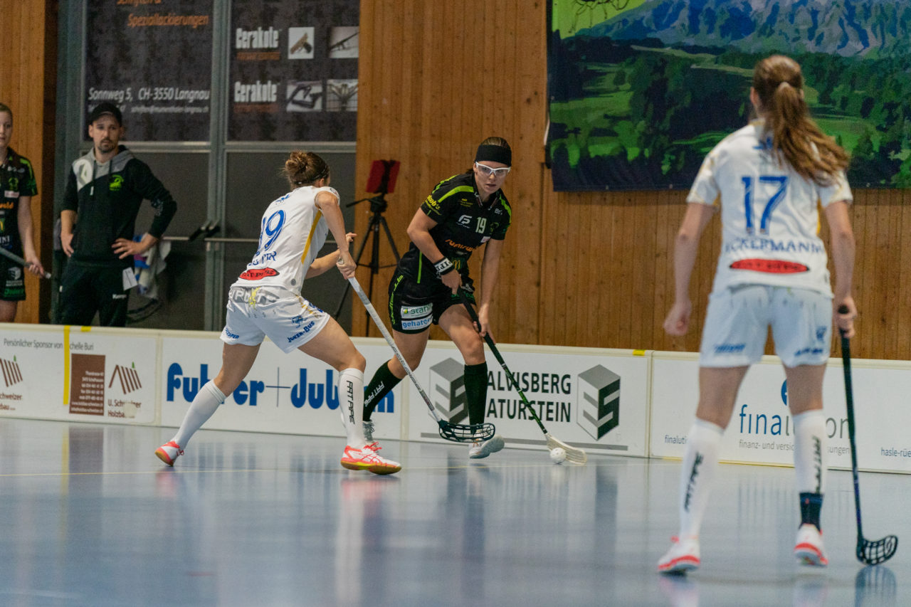 Frauen NLA Runde 5 2020/21 , Switzerland: 04.10.2020, Ballsporthalle Oberemmental (BOE), Zollbrück, Nikol Pekarkova (Nr. 19, Skorpion Emmental Zollbrück) am Ball

Credit: Claudio Schwarz, unihockey-fotos.ch