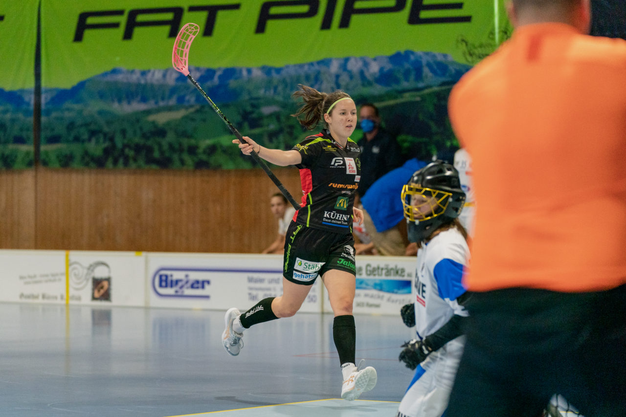 Frauen NLA Runde 5 2020/21 , Switzerland: 04.10.2020, Ballsporthalle Oberemmental (BOE), Zollbrück, Lucie Rezacova (Nr. 15, Skorpion Emmental Zollbrück) bejubelt das 1:0

Credit: Claudio Schwarz, unihockey-fotos.ch