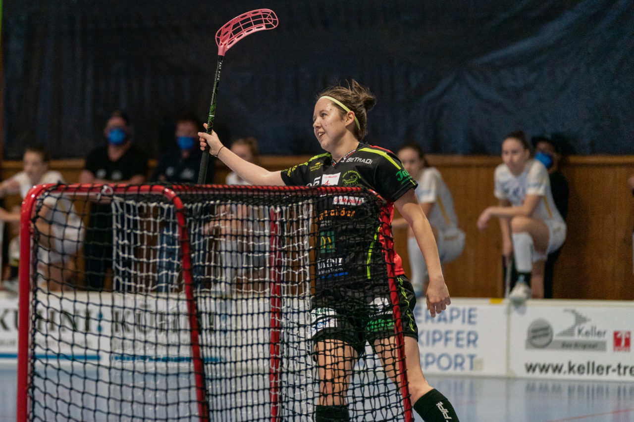 Frauen NLA Runde 5 2020/21 , Switzerland: 04.10.2020, Ballsporthalle Oberemmental (BOE), Zollbrück, Lucie Rezacova (Nr. 15, Skorpion Emmental Zollbrück) bejubelt das 1:0

Credit: Claudio Schwarz, unihockey-fotos.ch