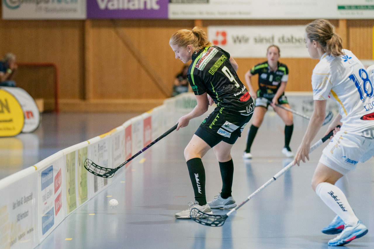 Frauen NLA Runde 5 2020/21 , Switzerland: 04.10.2020, Ballsporthalle Oberemmental (BOE), Zollbrück, Corina Grundbacher (Nr. 9, Skorpion Emmental Zollbrück) spielt den Ball

Credit: Claudio Schwarz, unihockey-fotos.ch