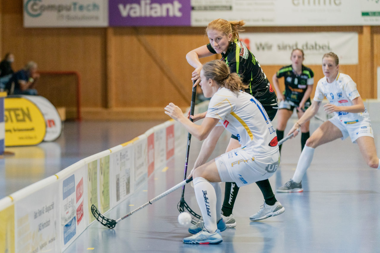 Frauen NLA Runde 5 2020/21 , Switzerland: 04.10.2020, Ballsporthalle Oberemmental (BOE), Zollbrück, Corina Grundbacher (Nr. 9, Skorpion Emmental Zollbrück) spielt den Ball

Credit: Claudio Schwarz, unihockey-fotos.ch