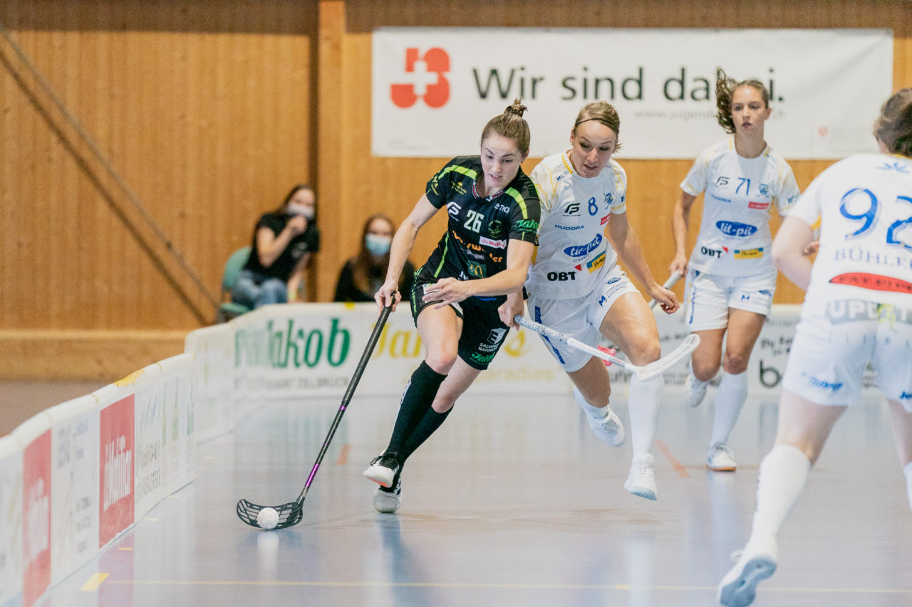 Frauen NLA Runde 5 2020/21 , Switzerland: 04.10.2020, Ballsporthalle Oberemmental (BOE), Zollbrück, Nathalie Spichiger (Nr. 26, Skorpion Emmental Zollbrück) im Laufduell mit Brigitte Mischler (Nr. 8, Kloten-Dietlikon Jets) 

Credit: Claudio Schwarz, unihockey-fotos.ch