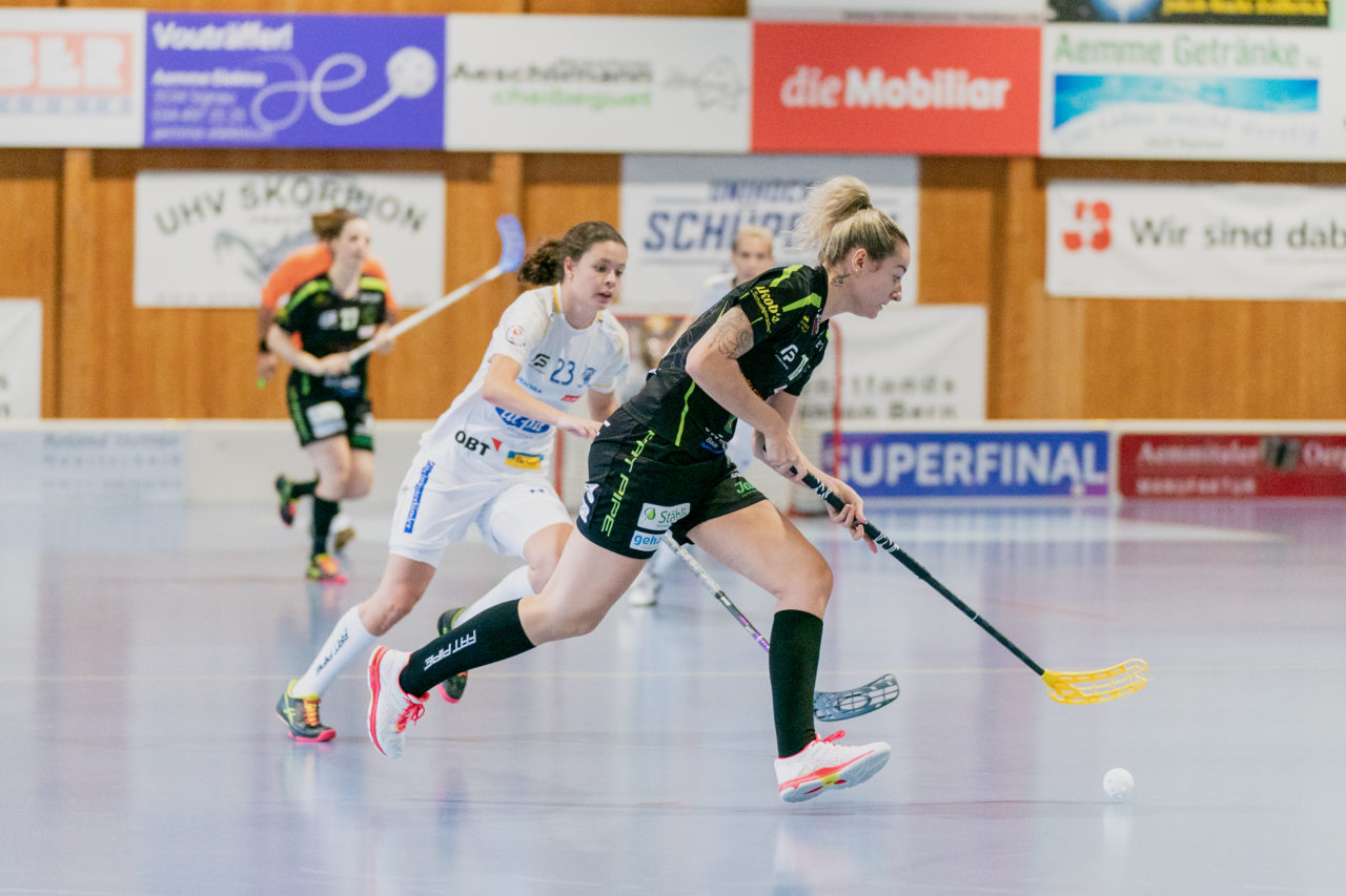 Frauen NLA Runde 5 2020/21 , Switzerland: 04.10.2020, Ballsporthalle Oberemmental (BOE), Zollbrück, Lara Kipf (Nr. 18, Skorpion Emmental Zollbrück) am Ball

Credit: Claudio Schwarz, unihockey-fotos.ch