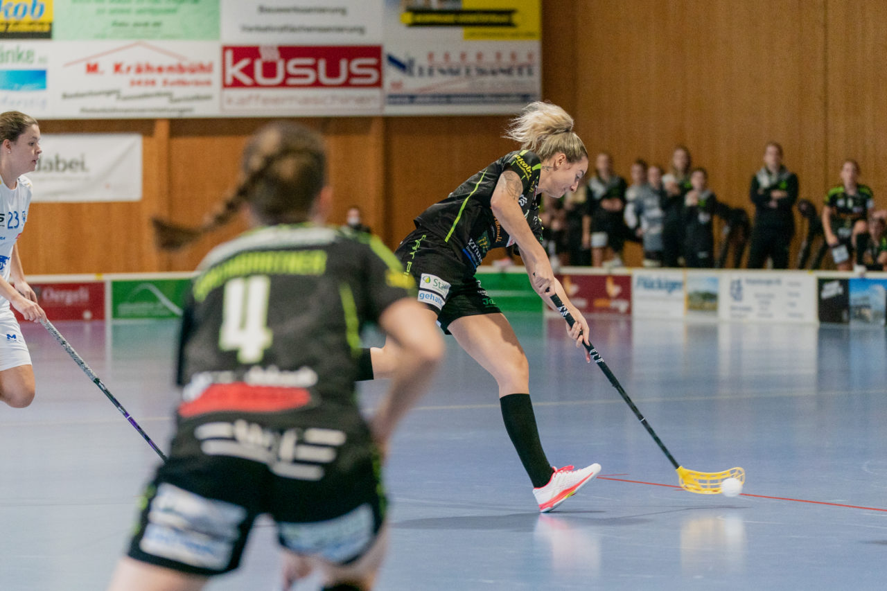 Frauen NLA Runde 5 2020/21 , Switzerland: 04.10.2020, Ballsporthalle Oberemmental (BOE), Zollbrück, Lara Kipf (Nr. 18, Skorpion Emmental Zollbrück) schiesst

Credit: Claudio Schwarz, unihockey-fotos.ch