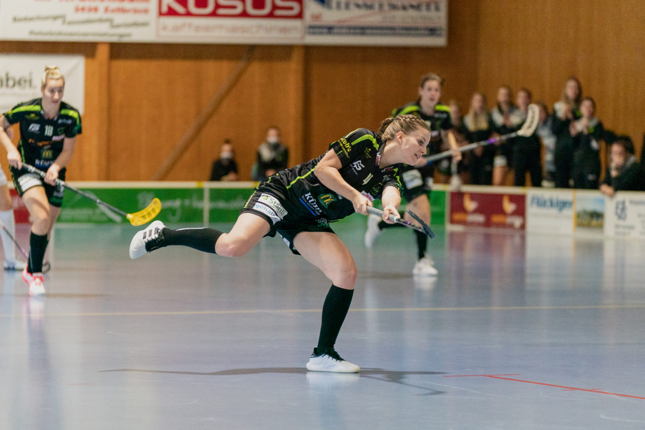 Frauen NLA Runde 5 2020/21 , Switzerland: 04.10.2020, Ballsporthalle Oberemmental (BOE), Zollbrück, Lara Kipf (Nr. 18, Skorpion Emmental Zollbrück) schiesst

Credit: Claudio Schwarz, unihockey-fotos.ch