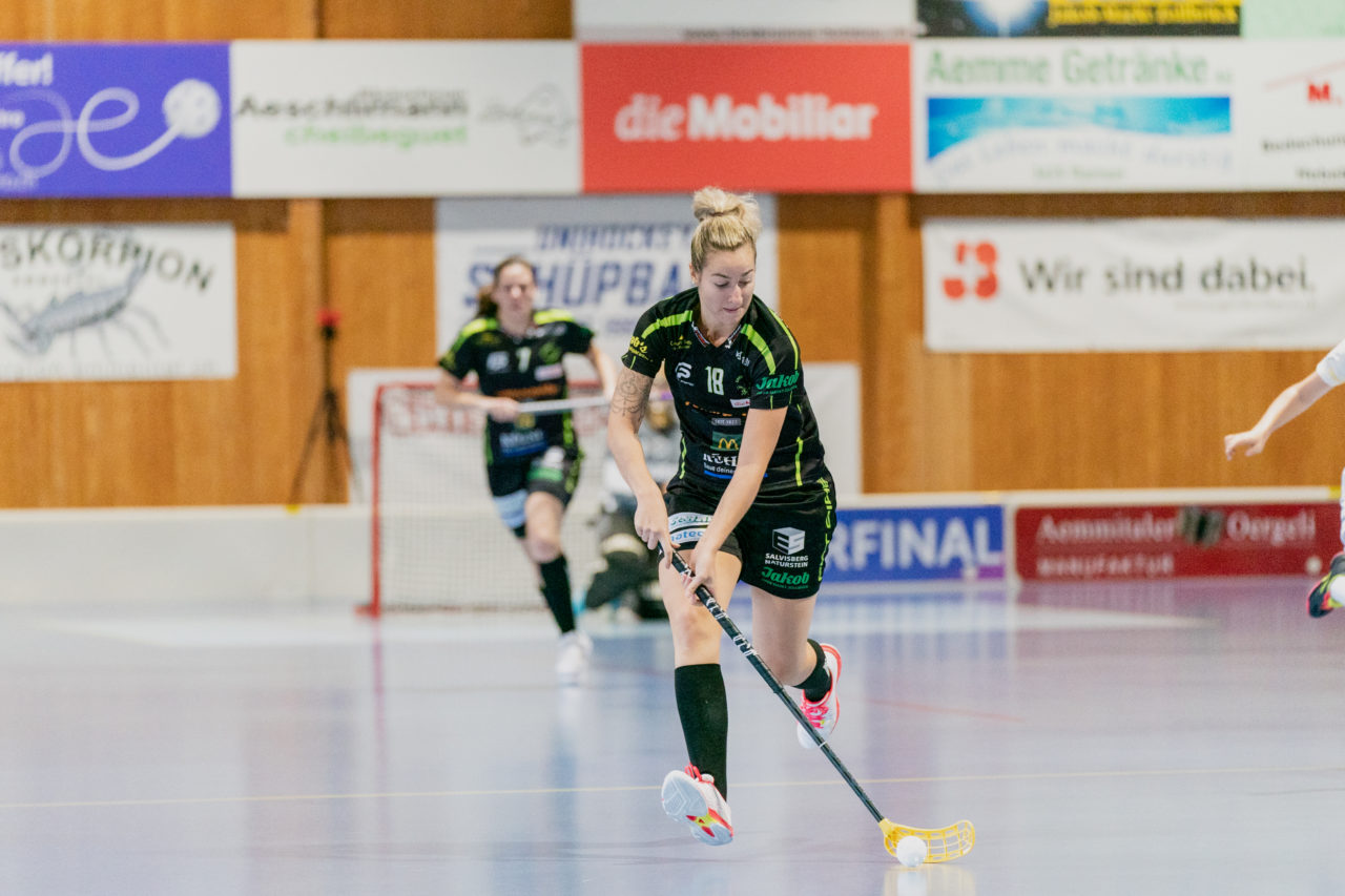 Frauen NLA Runde 5 2020/21 , Switzerland: 04.10.2020, Ballsporthalle Oberemmental (BOE), Zollbrück, Lara Kipf (Nr. 18, Skorpion Emmental Zollbrück) am Ball

Credit: Claudio Schwarz, unihockey-fotos.ch