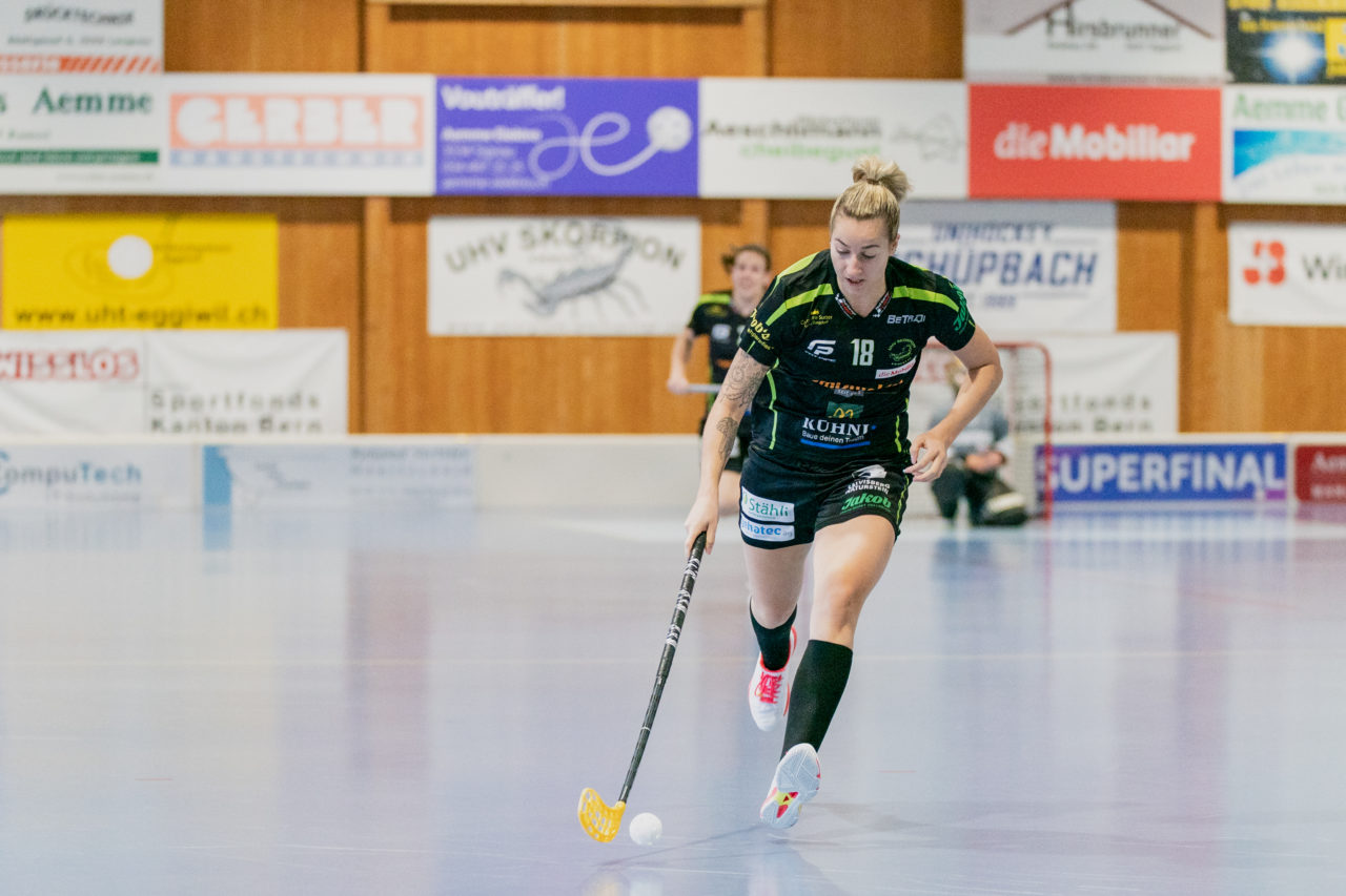 Frauen NLA Runde 5 2020/21 , Switzerland: 04.10.2020, Ballsporthalle Oberemmental (BOE), Zollbrück, Lara Kipf (Nr. 18, Skorpion Emmental Zollbrück) am Ball

Credit: Claudio Schwarz, unihockey-fotos.ch