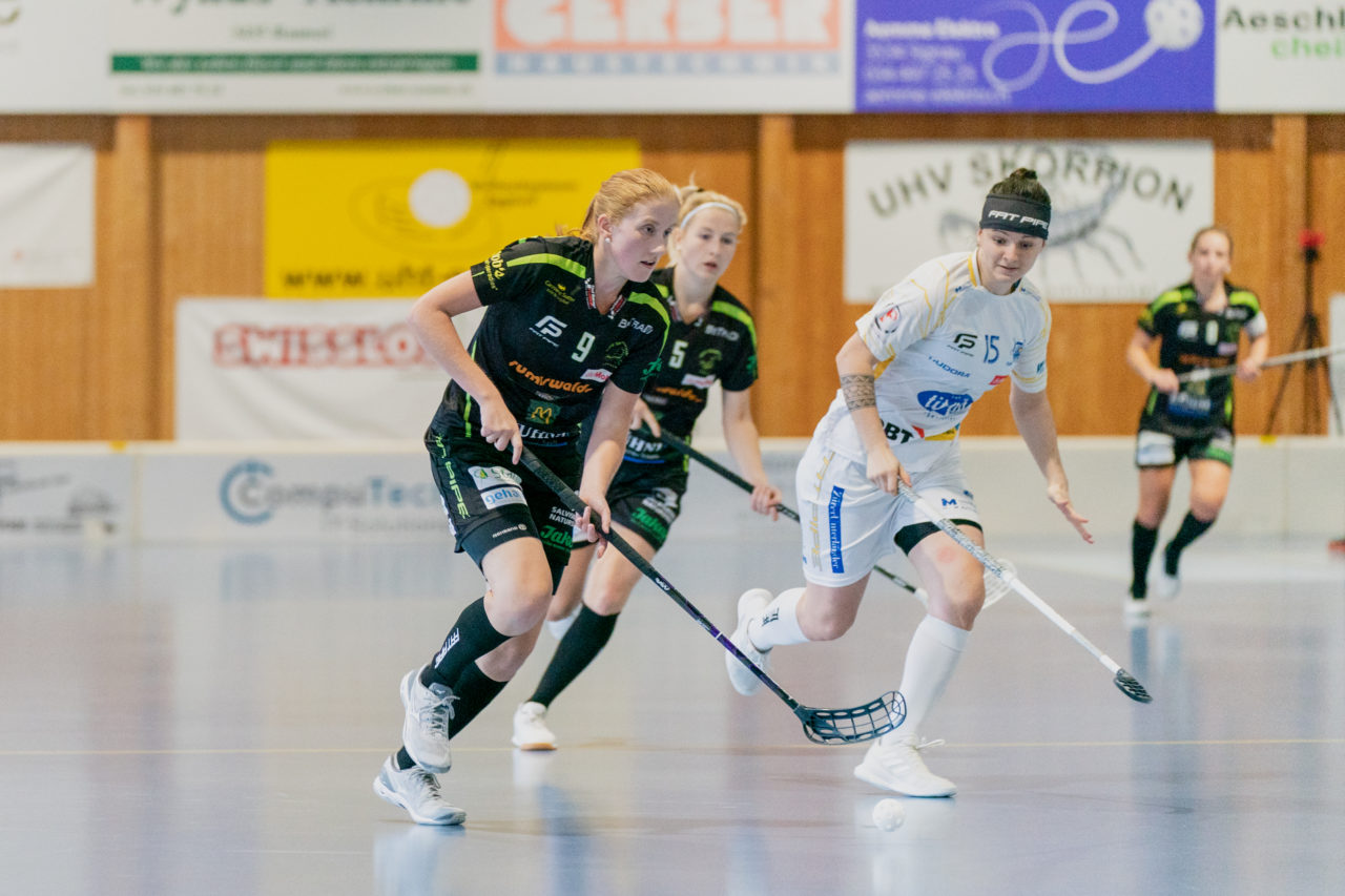Frauen NLA Runde 5 2020/21 , Switzerland: 04.10.2020, Ballsporthalle Oberemmental (BOE), Zollbrück, Corina Grundbacher (Nr. 9, Skorpion Emmental Zollbrück) am Ball

Credit: Claudio Schwarz, unihockey-fotos.ch
