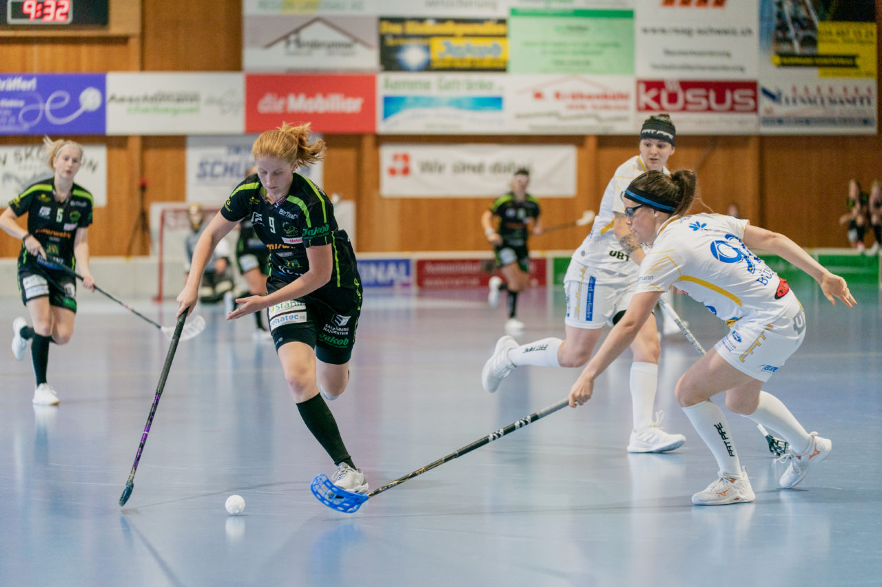 Frauen NLA Runde 5 2020/21 , Switzerland: 04.10.2020, Ballsporthalle Oberemmental (BOE), Zollbrück, Corina Grundbacher (Nr. 9, Skorpion Emmental Zollbrück) dribbelt Tanja Bühler (Nr. 92, Kloten-Dietlikon Jets) aus

Credit: Claudio Schwarz, unihockey-fotos.ch