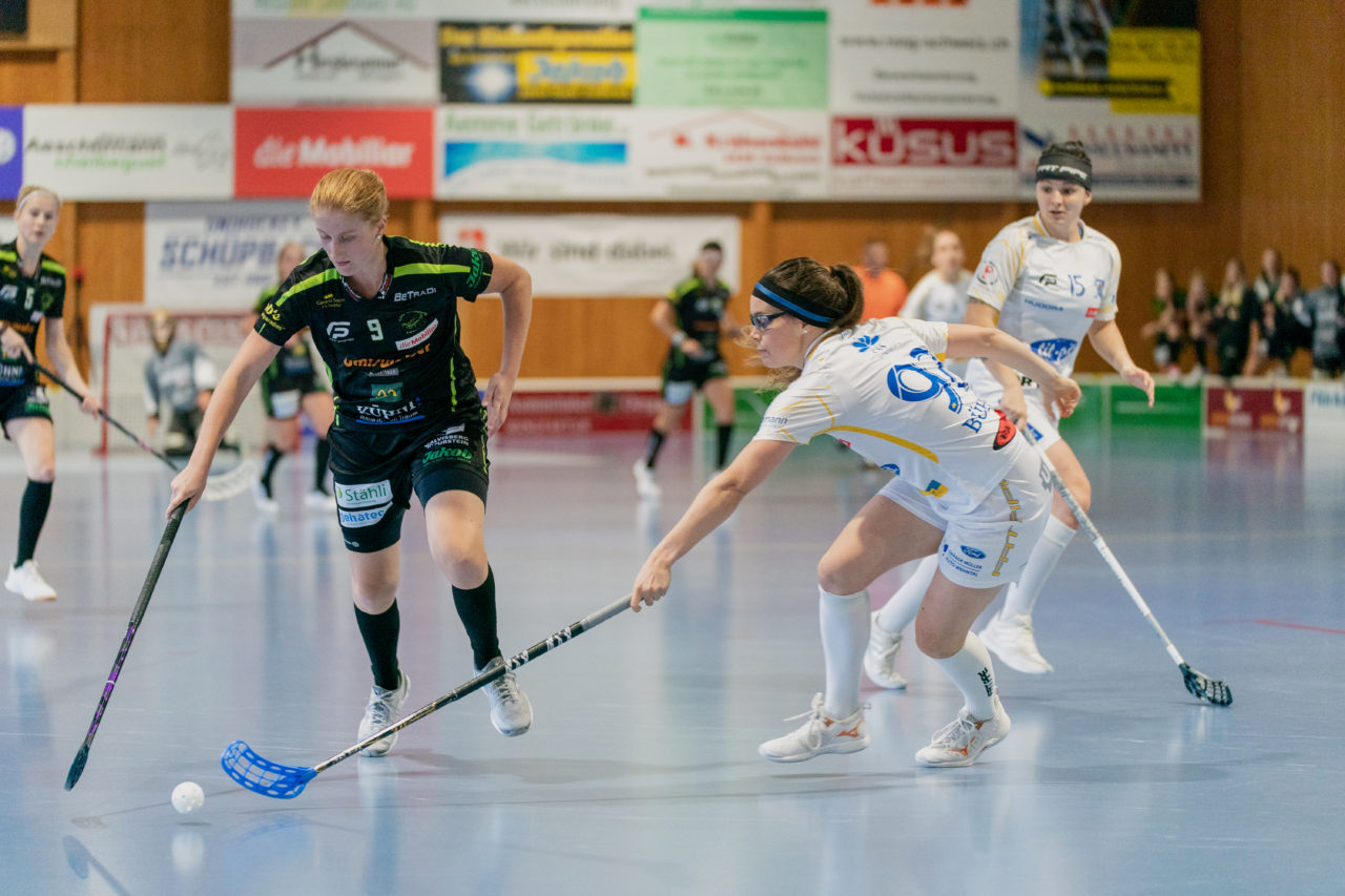 Frauen NLA Runde 5 2020/21 , Switzerland: 04.10.2020, Ballsporthalle Oberemmental (BOE), Zollbrück, Corina Grundbacher (Nr. 9, Skorpion Emmental Zollbrück) dribbelt Tanja Bühler (Nr. 92, Kloten-Dietlikon Jets) aus

Credit: Claudio Schwarz, unihockey-fotos.ch