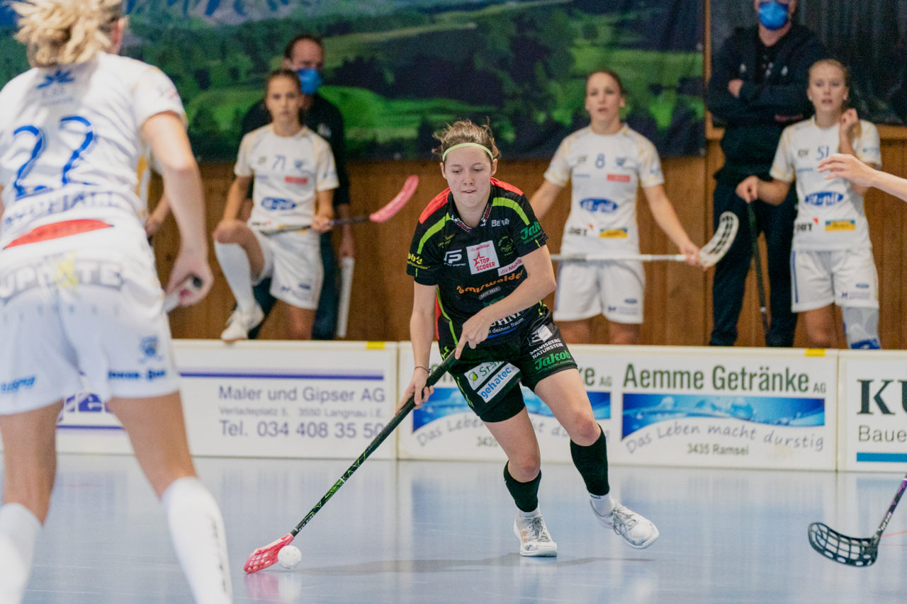 Frauen NLA Runde 5 2020/21 , Switzerland: 04.10.2020, Ballsporthalle Oberemmental (BOE), Zollbrück, Lucie Rezacova (Nr. 15, Skorpion Emmental Zollbrück) am Ball

Credit: Claudio Schwarz, unihockey-fotos.ch