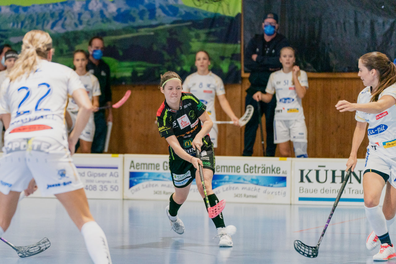 Frauen NLA Runde 5 2020/21 , Switzerland: 04.10.2020, Ballsporthalle Oberemmental (BOE), Zollbrück, Lucie Rezacova (Nr. 15, Skorpion Emmental Zollbrück) schiesst

Credit: Claudio Schwarz, unihockey-fotos.ch