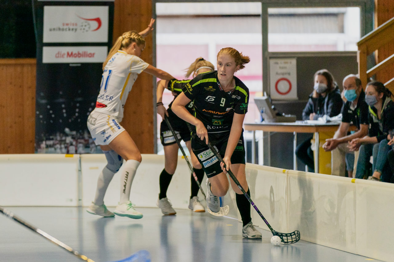 Frauen NLA Runde 5 2020/21 , Switzerland: 04.10.2020, Ballsporthalle Oberemmental (BOE), Zollbrück, Corina Grundbacher (Nr. 9, Skorpion Emmental Zollbrück) am Ball

Credit: Claudio Schwarz, unihockey-fotos.ch