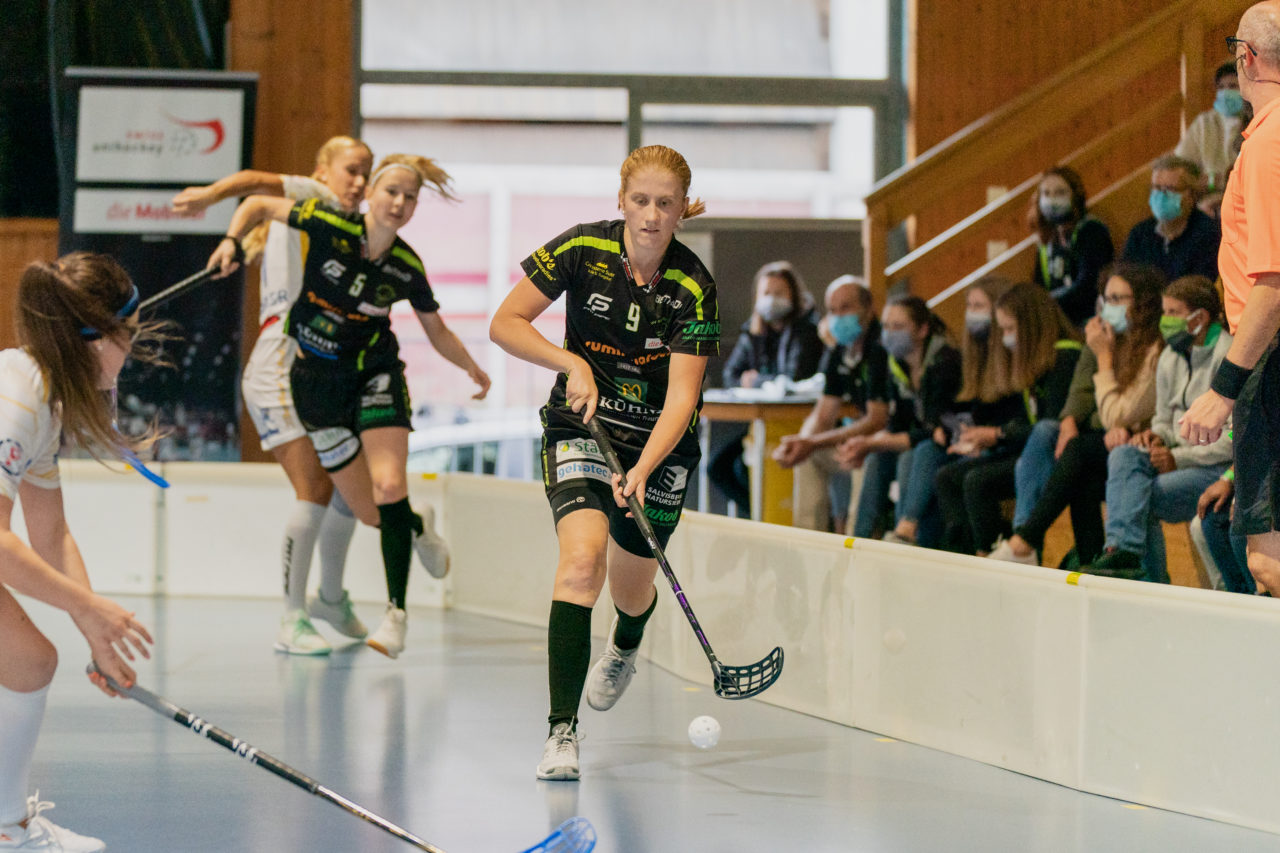 Frauen NLA Runde 5 2020/21 , Switzerland: 04.10.2020, Ballsporthalle Oberemmental (BOE), Zollbrück, Corina Grundbacher (Nr. 9, Skorpion Emmental Zollbrück) spielt den Ball

Credit: Claudio Schwarz, unihockey-fotos.ch