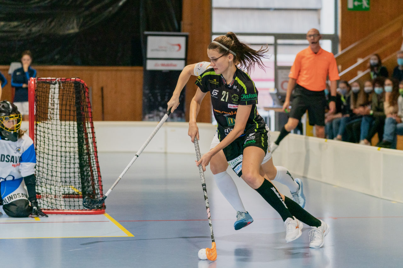 Frauen NLA Runde 5 2020/21 , Switzerland: 04.10.2020, Ballsporthalle Oberemmental (BOE), Zollbrück, Aline Marti (Nr. 21, Skorpion Emmental Zollbrück) am Ball

Credit: Claudio Schwarz, unihockey-fotos.ch