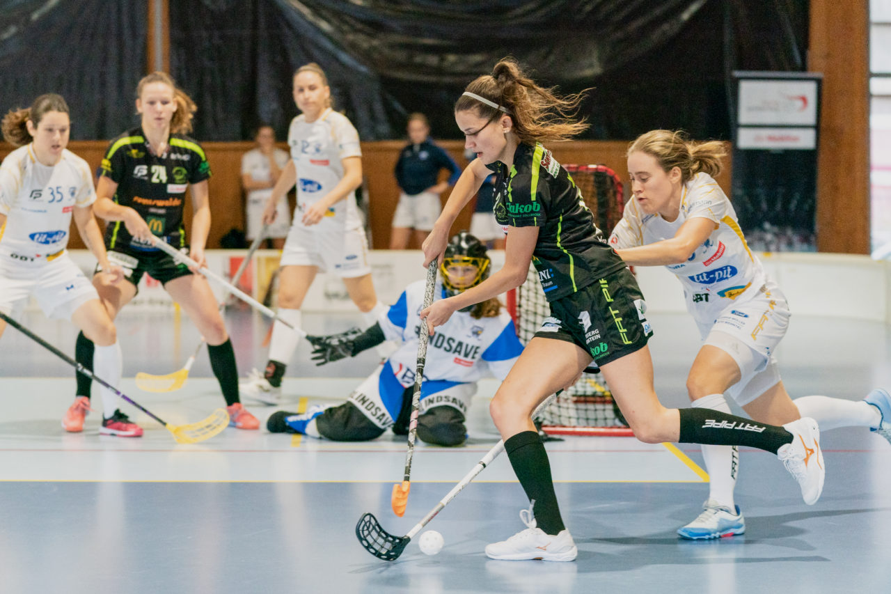 Frauen NLA Runde 5 2020/21 , Switzerland: 04.10.2020, Ballsporthalle Oberemmental (BOE), Zollbrück, Kassandra Luck (Nr. 18, Kloten-Dietlikon Jets) spitzelt Aline Marti (Nr. 21, Skorpion Emmental Zollbrück) den Ball weg

Credit: Claudio Schwarz, unihockey-fotos.ch