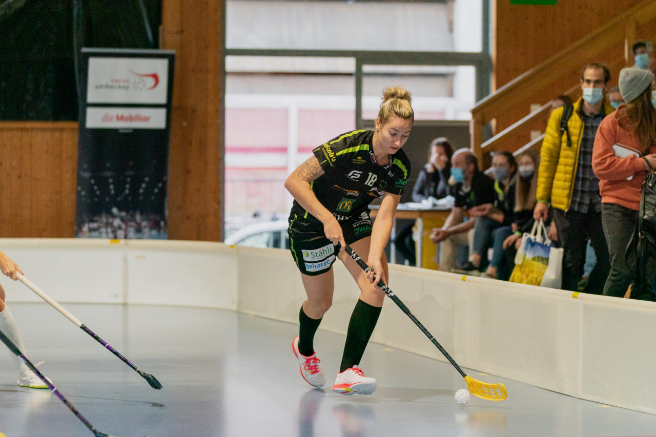 Frauen NLA Runde 5 2020/21 , Switzerland: 04.10.2020, Ballsporthalle Oberemmental (BOE), Zollbrück, Lara Kipf (Nr. 18, Skorpion Emmental Zollbrück) am Ball

Credit: Claudio Schwarz, unihockey-fotos.ch