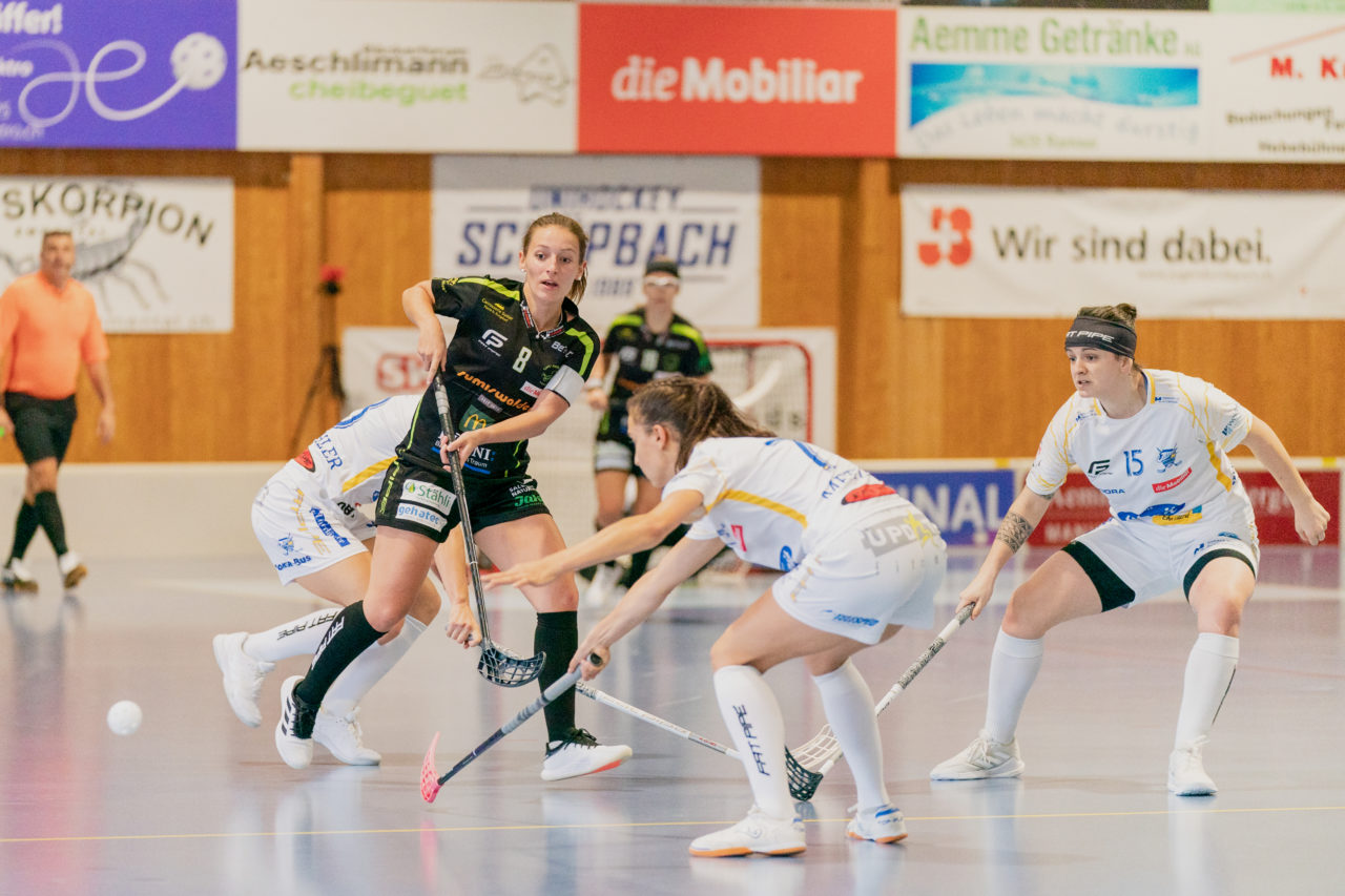 Frauen NLA Runde 5 2020/21 , Switzerland: 04.10.2020, Ballsporthalle Oberemmental (BOE), Zollbrück, Lisa Liechti (Nr. 8, Skorpion Emmental Zollbrück) spielt den Ball

Credit: Claudio Schwarz, unihockey-fotos.ch
