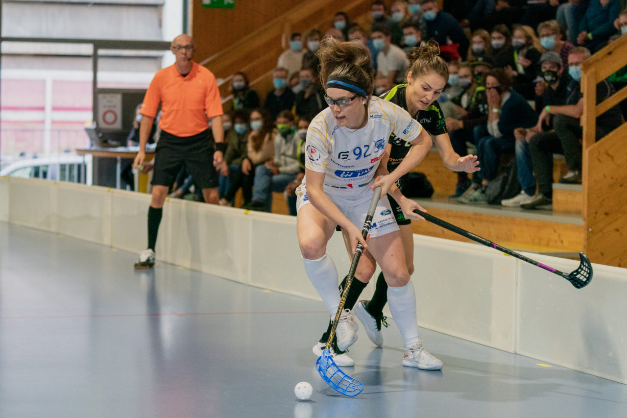 Frauen NLA Runde 5 2020/21 , Switzerland: 04.10.2020, Ballsporthalle Oberemmental (BOE), Zollbrück, Tanja Bühler (Nr. 92, Kloten-Dietlikon Jets) am Ball

Credit: Claudio Schwarz, unihockey-fotos.ch