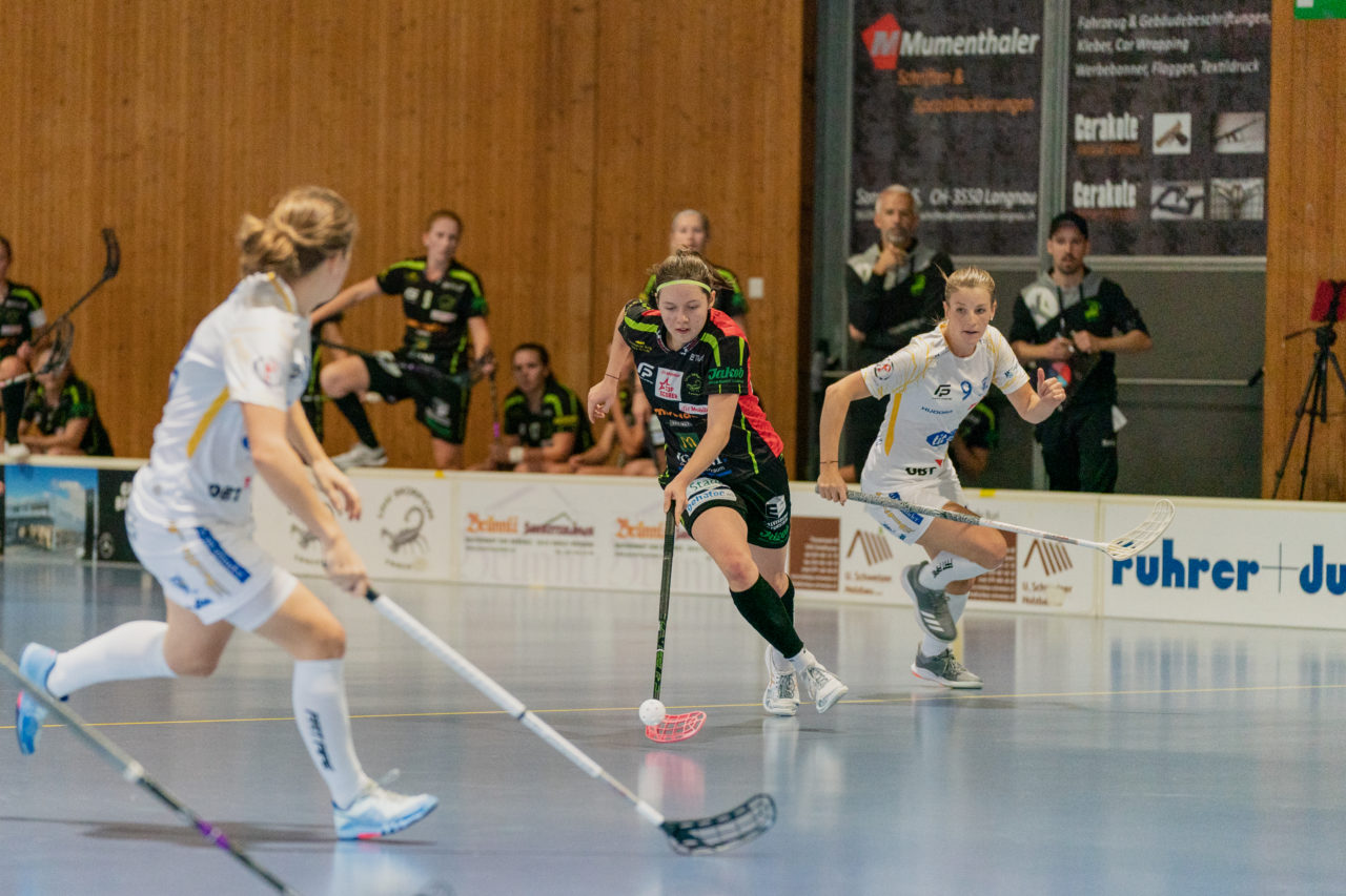 Frauen NLA Runde 5 2020/21 , Switzerland: 04.10.2020, Ballsporthalle Oberemmental (BOE), Zollbrück, Lucie Rezacova (Nr. 15, Skorpion Emmental Zollbrück) am Ball

Credit: Claudio Schwarz, unihockey-fotos.ch