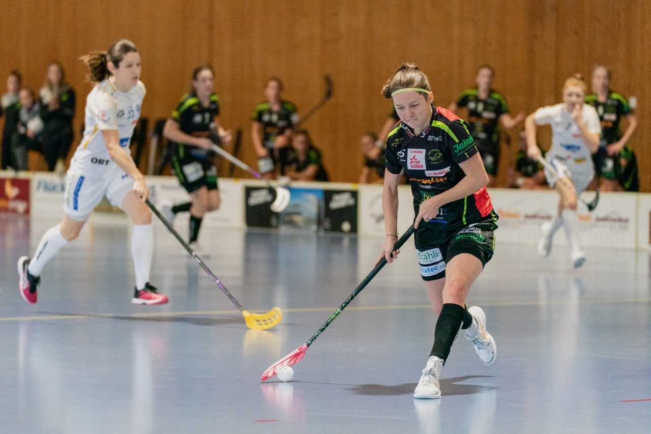 Frauen NLA Runde 5 2020/21 , Switzerland: 04.10.2020, Ballsporthalle Oberemmental (BOE), Zollbrück, Lucie Rezacova (Nr. 15, Skorpion Emmental Zollbrück) schiesst

Credit: Claudio Schwarz, unihockey-fotos.ch