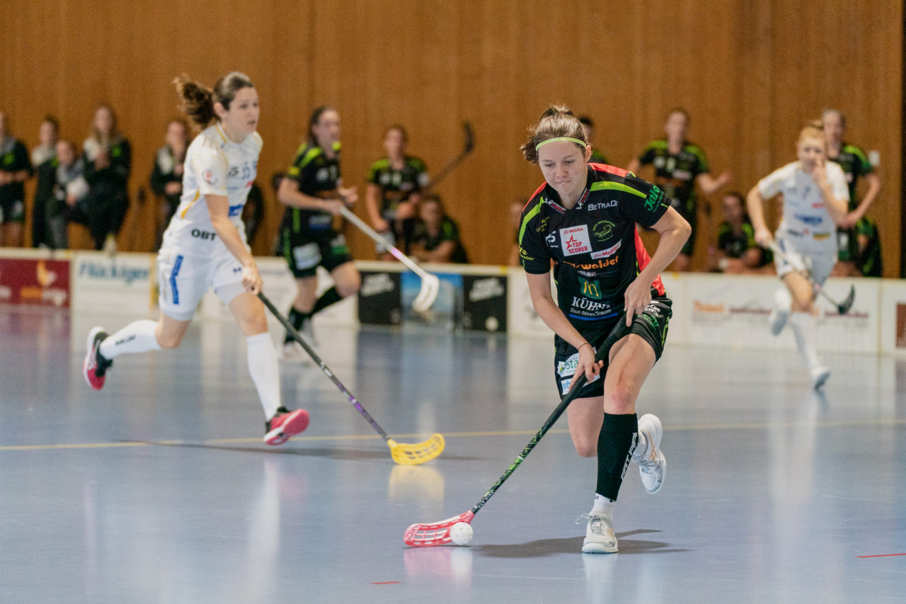 Frauen NLA Runde 5 2020/21 , Switzerland: 04.10.2020, Ballsporthalle Oberemmental (BOE), Zollbrück, Lucie Rezacova (Nr. 15, Skorpion Emmental Zollbrück) schiesst

Credit: Claudio Schwarz, unihockey-fotos.ch