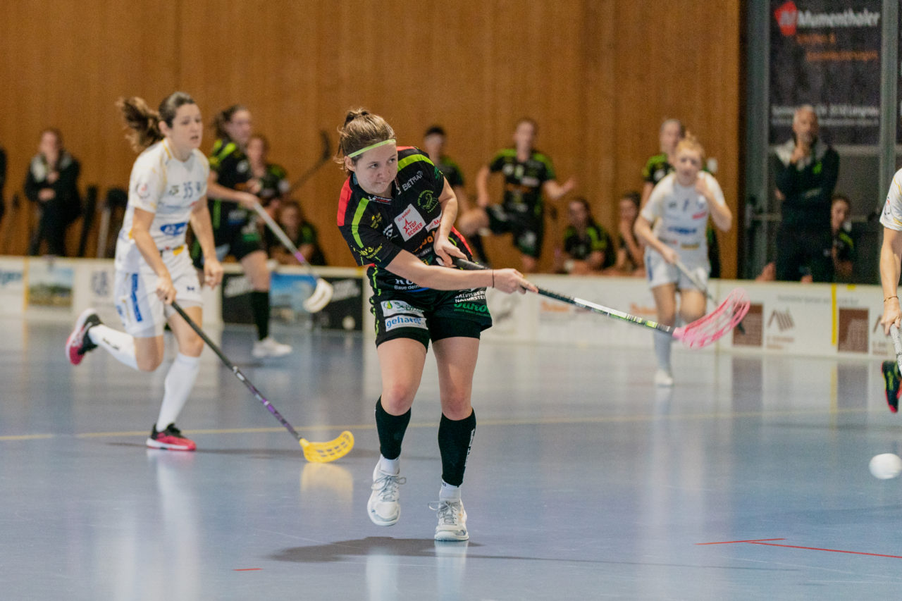 Frauen NLA Runde 5 2020/21 , Switzerland: 04.10.2020, Ballsporthalle Oberemmental (BOE), Zollbrück, Lucie Rezacova (Nr. 15, Skorpion Emmental Zollbrück) schiesst

Credit: Claudio Schwarz, unihockey-fotos.ch
