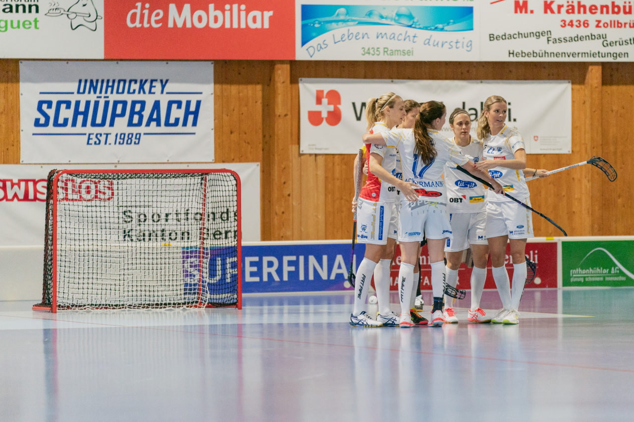 Frauen NLA Runde 5 2020/21 , Switzerland: 04.10.2020, Ballsporthalle Oberemmental (BOE), Zollbrück, die Jets bejubeln das 1:1

Credit: Claudio Schwarz, unihockey-fotos.ch
