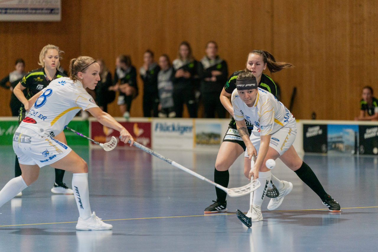 Frauen NLA Runde 5 2020/21 , Switzerland: 04.10.2020, Ballsporthalle Oberemmental (BOE), Zollbrück, Natalie Martinakova (Nr. 15, Kloten-Dietlikon Jets) spielt den Ball zurück

Credit: Claudio Schwarz, unihockey-fotos.ch