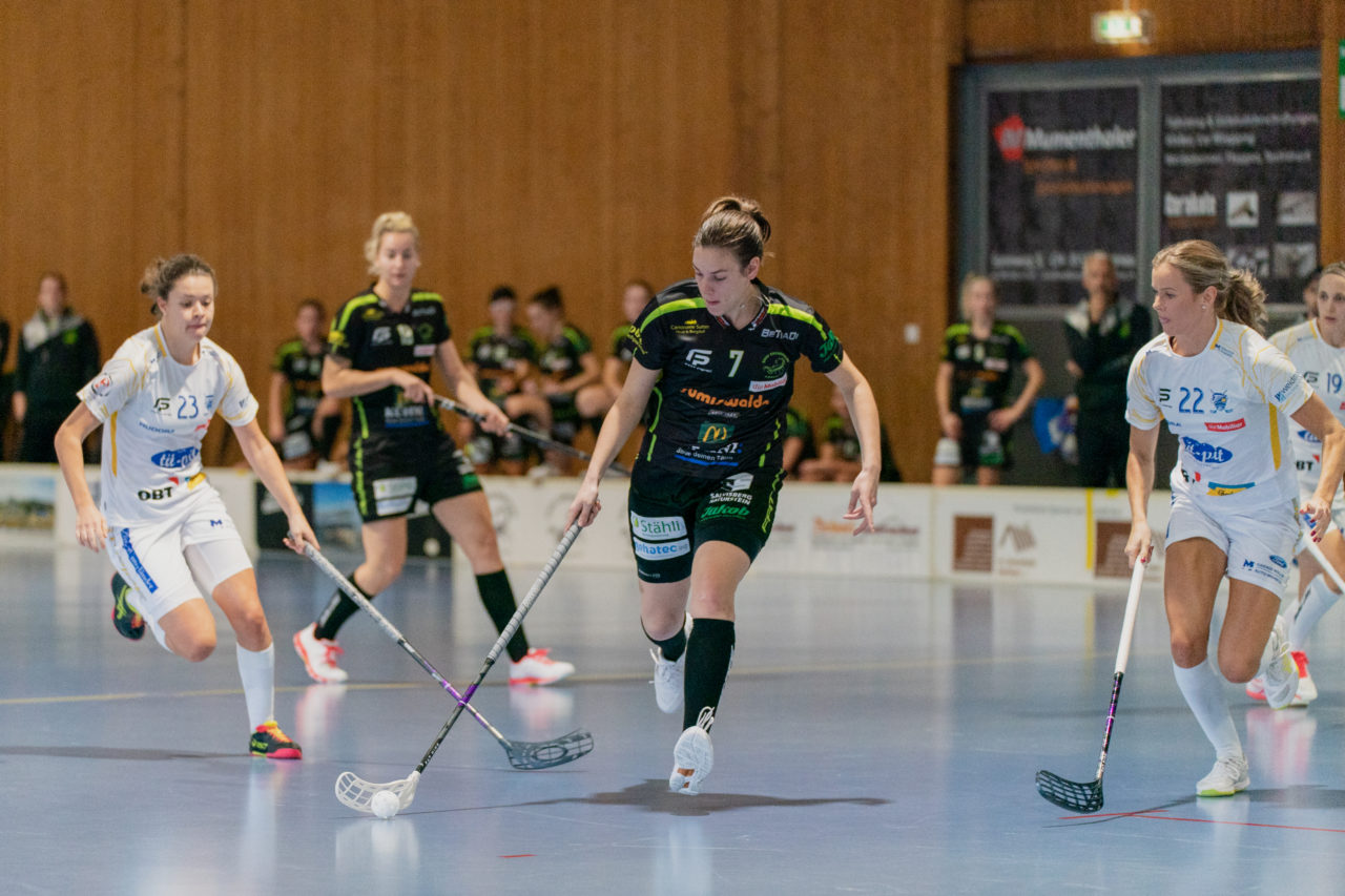 Frauen NLA Runde 5 2020/21 , Switzerland: 04.10.2020, Ballsporthalle Oberemmental (BOE), Zollbrück, Marylin Thomi (Nr. 7, Skorpion Emmental Zollbrück) am Ball

Credit: Claudio Schwarz, unihockey-fotos.ch