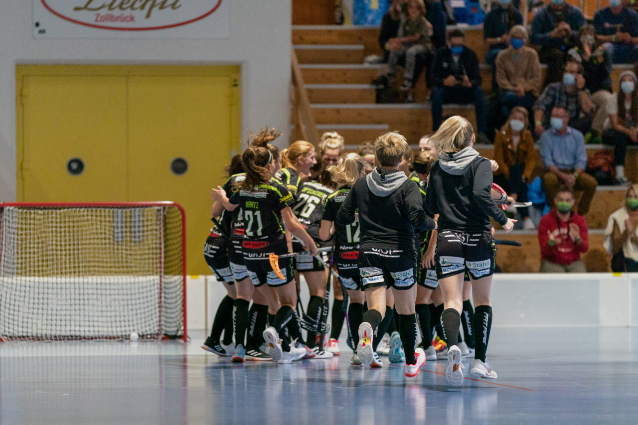 Frauen NLA Runde 5 2020/21 , Switzerland: 04.10.2020, Ballsporthalle Oberemmental (BOE), Zollbrück, die Skorps bejubeln das 3:1

Credit: Claudio Schwarz, unihockey-fotos.ch