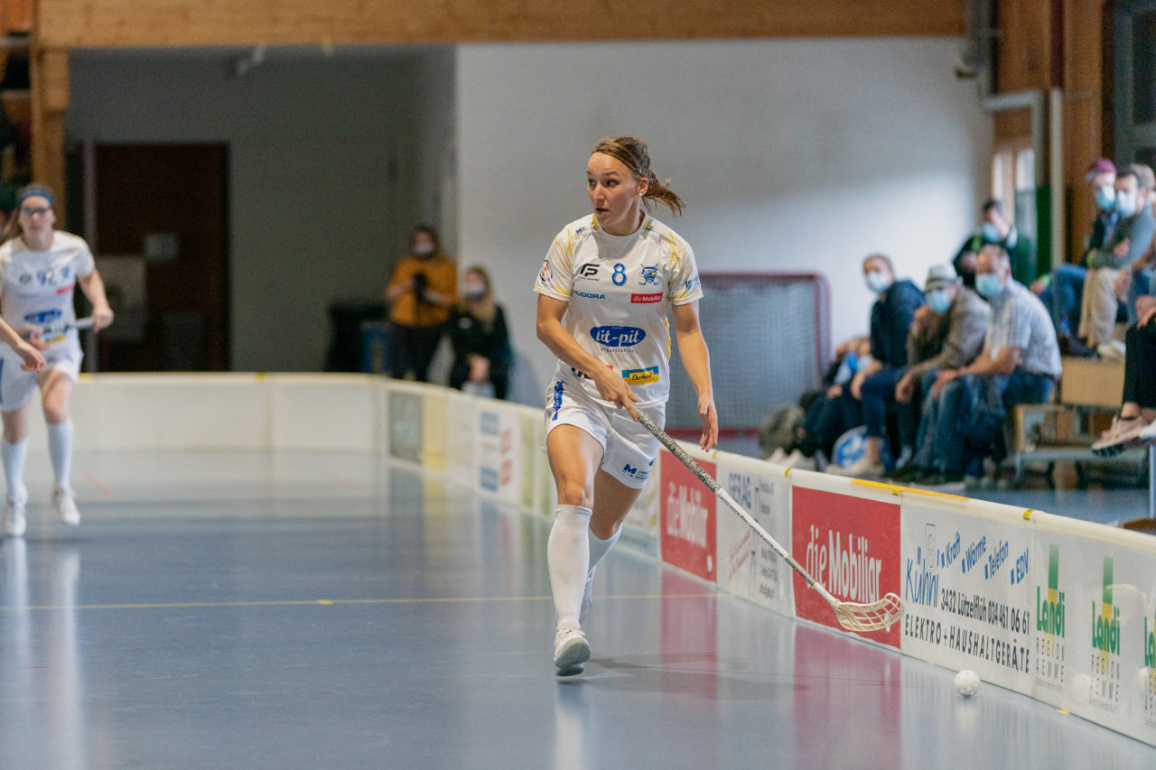 Frauen NLA Runde 5 2020/21 , Switzerland: 04.10.2020, Ballsporthalle Oberemmental (BOE), Zollbrück, Brigitte Mischler (Nr. 8, Kloten-Dietlikon Jets) am Ball

Credit: Claudio Schwarz, unihockey-fotos.ch