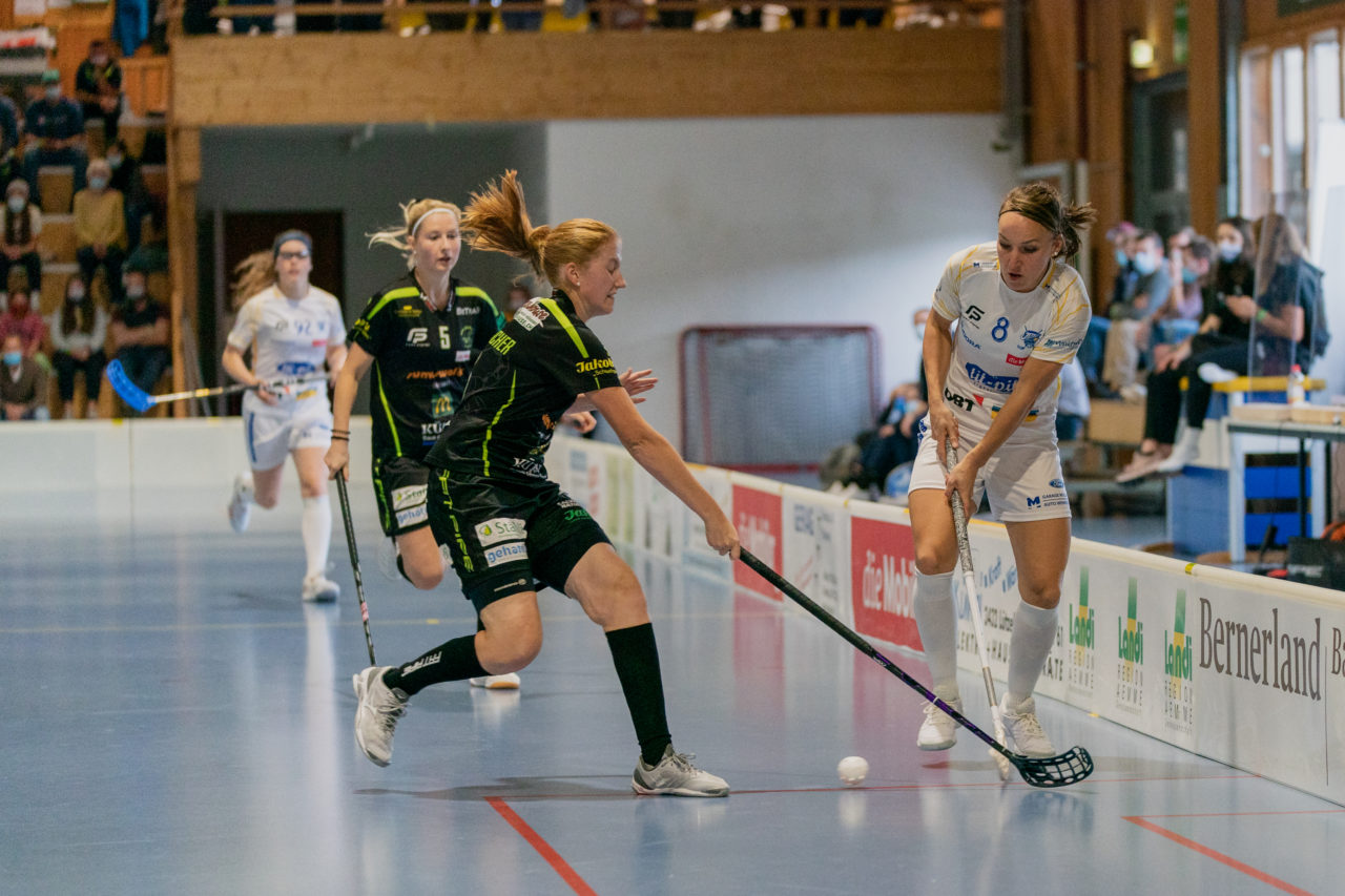 Frauen NLA Runde 5 2020/21 , Switzerland: 04.10.2020, Ballsporthalle Oberemmental (BOE), Zollbrück, Brigitte Mischler (Nr. 8, Kloten-Dietlikon Jets) spielt den Ball

Credit: Claudio Schwarz, unihockey-fotos.ch