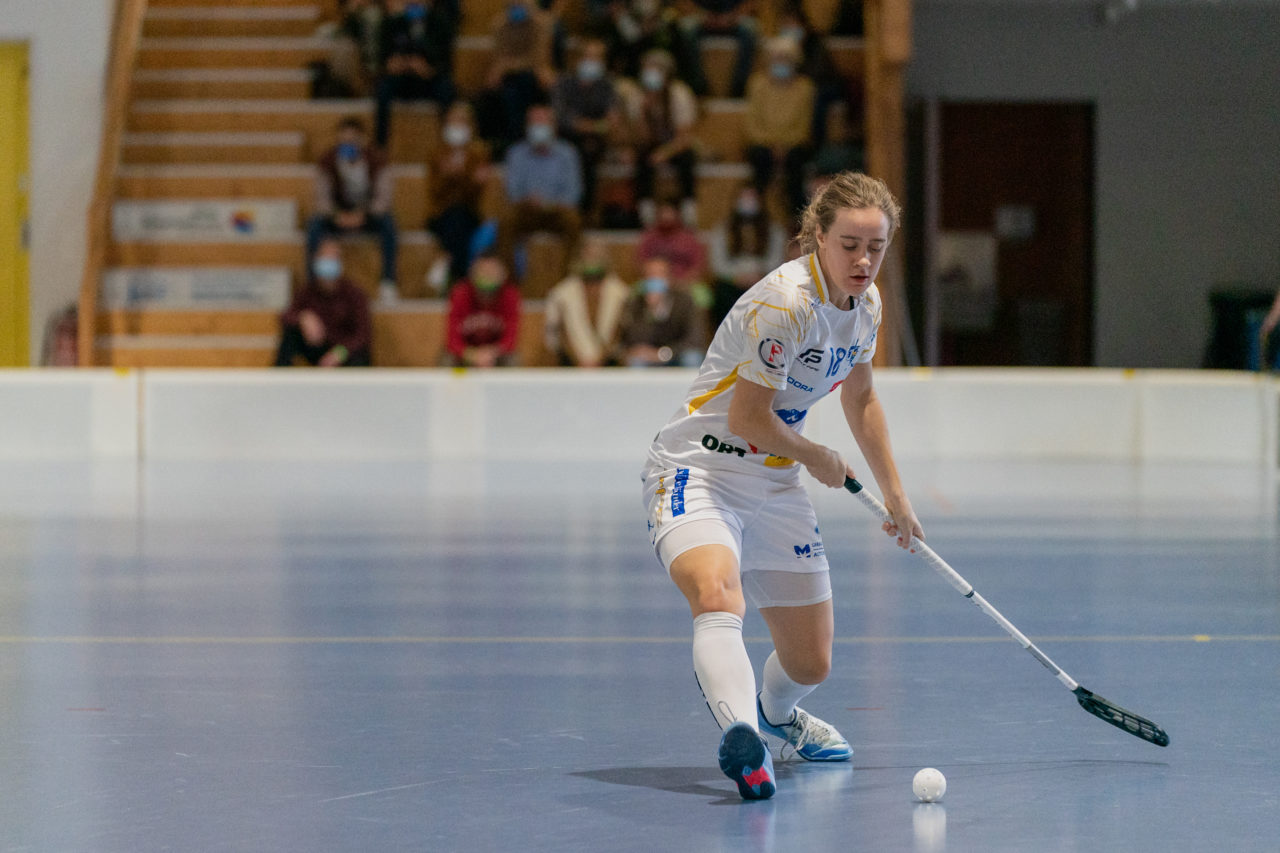 Frauen NLA Runde 5 2020/21 , Switzerland: 04.10.2020, Ballsporthalle Oberemmental (BOE), Zollbrück, Kassandra Luck (Nr. 18, Kloten-Dietlikon Jets) schiesst

Credit: Claudio Schwarz, unihockey-fotos.ch