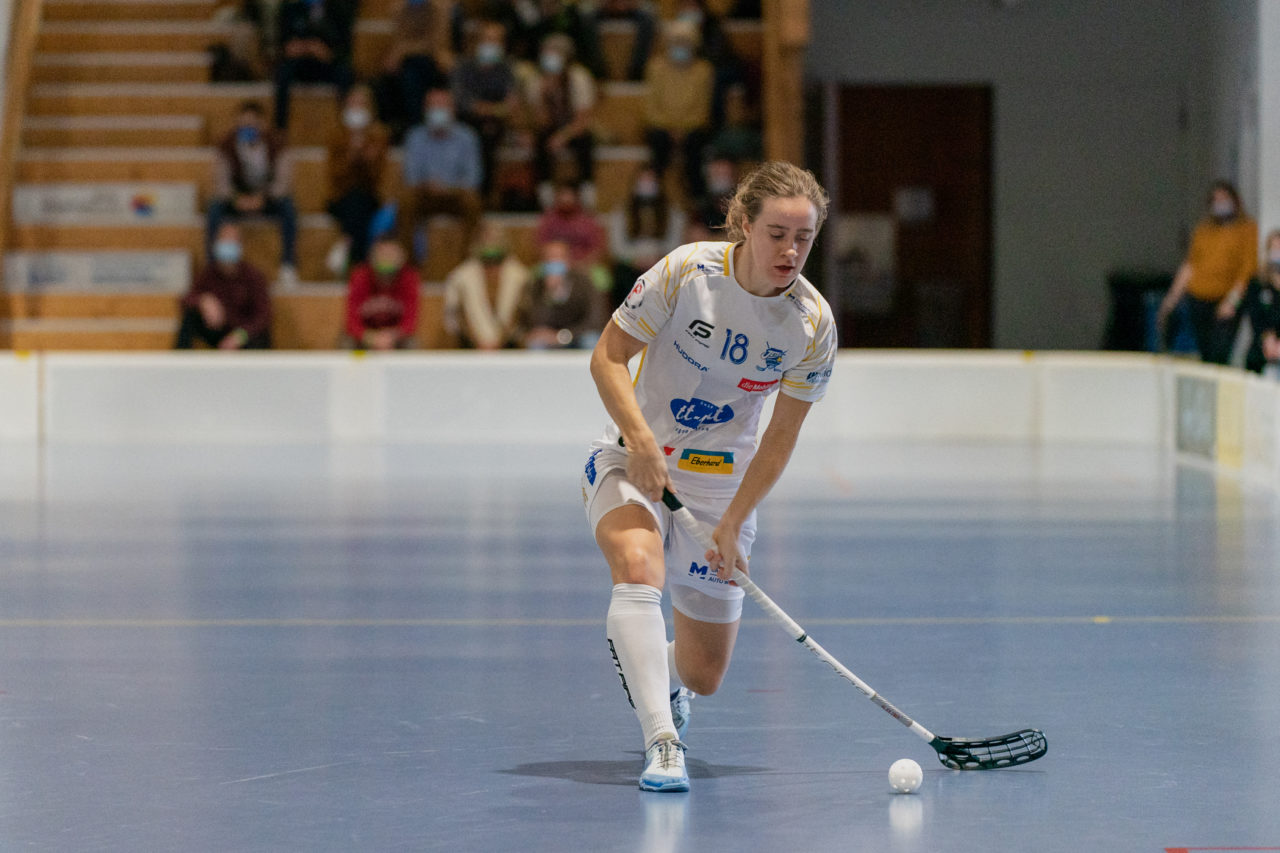 Frauen NLA Runde 5 2020/21 , Switzerland: 04.10.2020, Ballsporthalle Oberemmental (BOE), Zollbrück, Kassandra Luck (Nr. 18, Kloten-Dietlikon Jets) schiesst

Credit: Claudio Schwarz, unihockey-fotos.ch