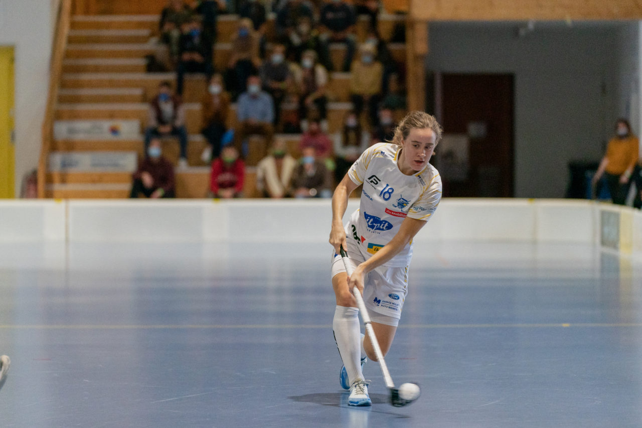 Frauen NLA Runde 5 2020/21 , Switzerland: 04.10.2020, Ballsporthalle Oberemmental (BOE), Zollbrück, Kassandra Luck (Nr. 18, Kloten-Dietlikon Jets) schiesst

Credit: Claudio Schwarz, unihockey-fotos.ch