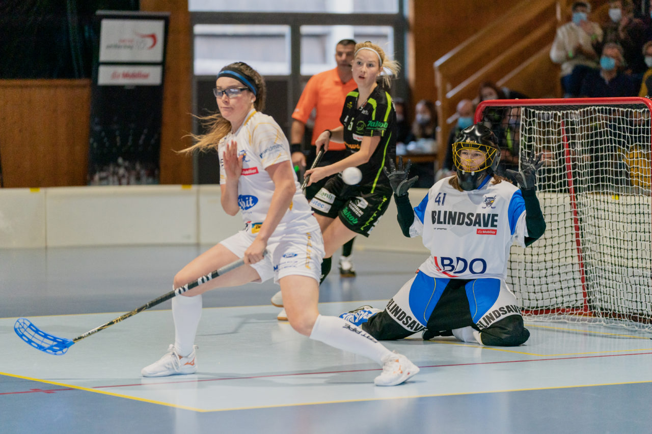 Frauen NLA Runde 5 2020/21 , Switzerland: 04.10.2020, Ballsporthalle Oberemmental (BOE), Zollbrück, Livia Werz (Nr. 41, Kloten-Dietlikon Jets) wehrt im Boxplay ab

Credit: Claudio Schwarz, unihockey-fotos.ch