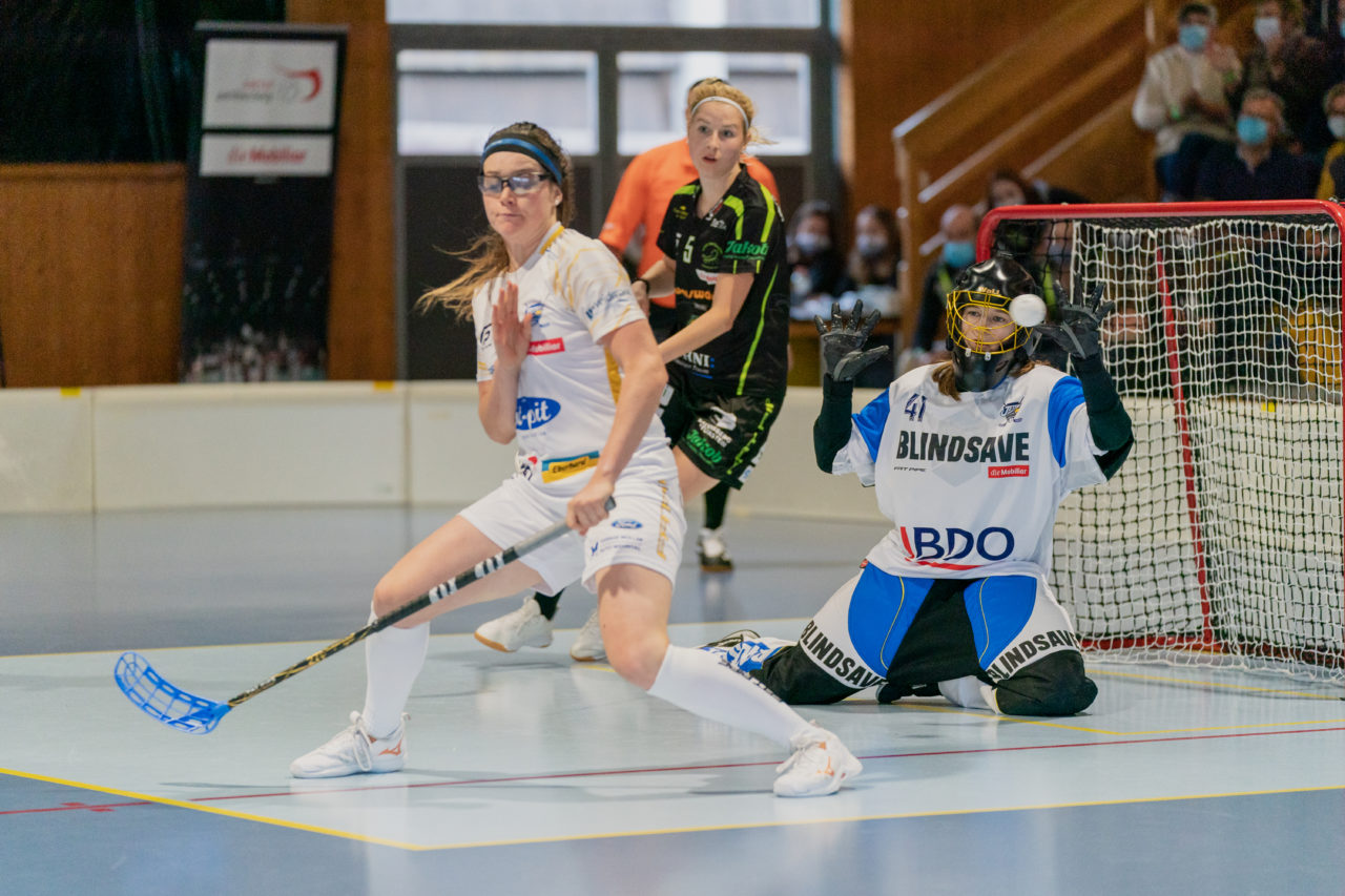 Frauen NLA Runde 5 2020/21 , Switzerland: 04.10.2020, Ballsporthalle Oberemmental (BOE), Zollbrück, Livia Werz (Nr. 41, Kloten-Dietlikon Jets) wehrt im Boxplay ab

Credit: Claudio Schwarz, unihockey-fotos.ch