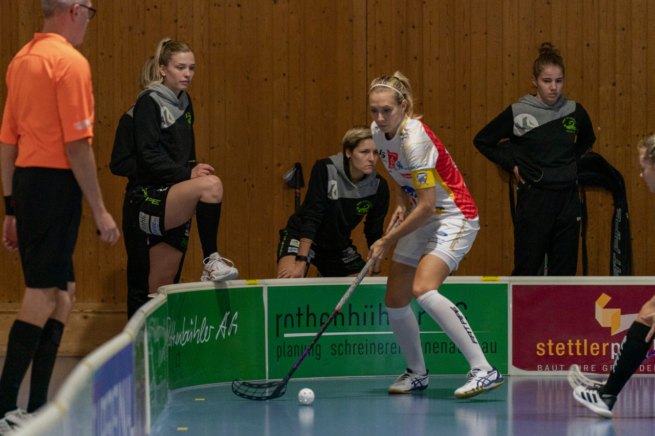 Frauen NLA Runde 5 2020/21 , Switzerland: 04.10.2020, Ballsporthalle Oberemmental (BOE), Zollbrück, Michelle Wiki (Nr. 6, Kloten-Dietlikon Jets) am Ball

Credit: Claudio Schwarz, unihockey-fotos.ch
