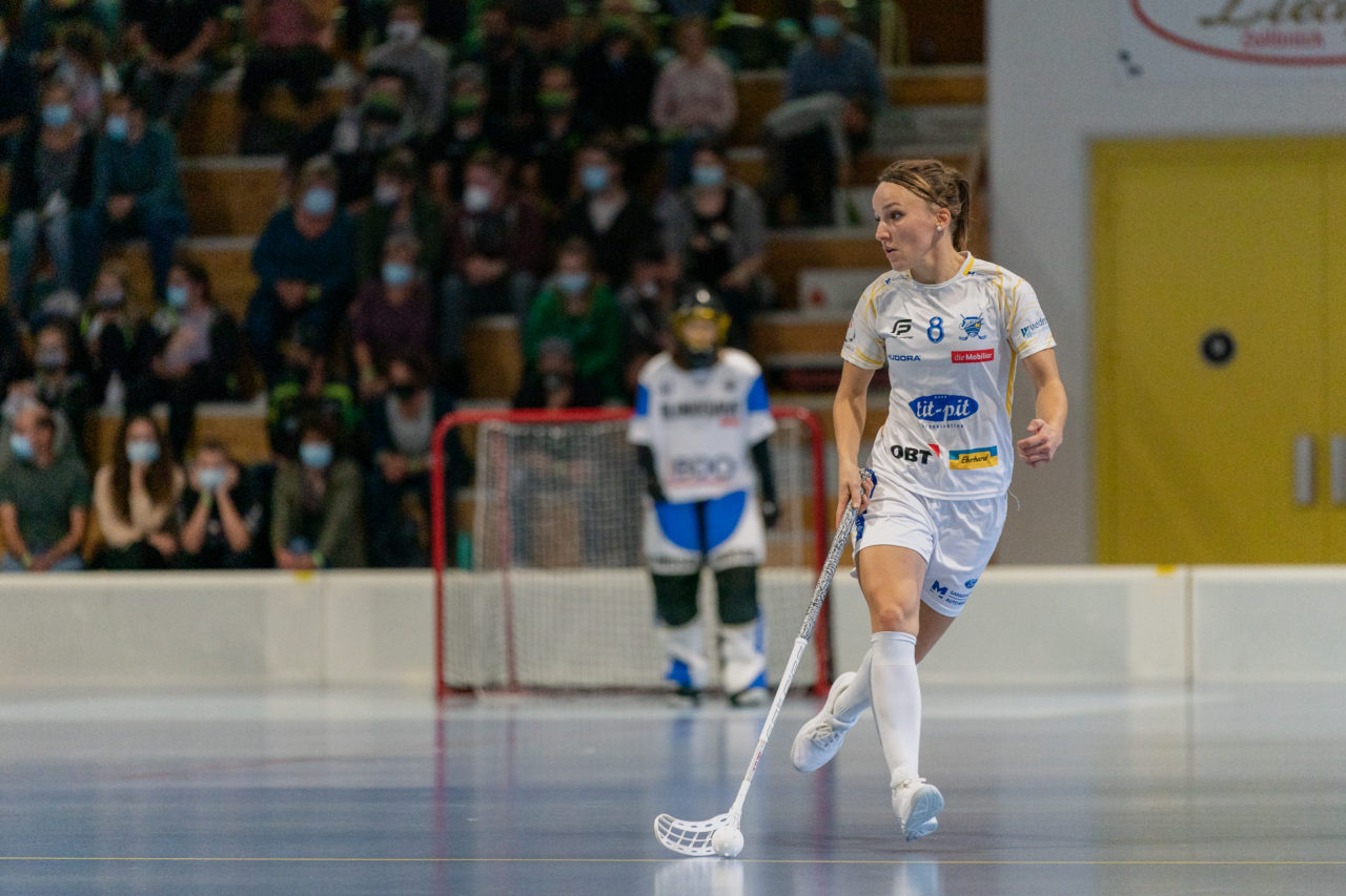 Frauen NLA Runde 5 2020/21 , Switzerland: 04.10.2020, Ballsporthalle Oberemmental (BOE), Zollbrück, Brigitte Mischler (Nr. 8, Kloten-Dietlikon Jets) am Ball

Credit: Claudio Schwarz, unihockey-fotos.ch