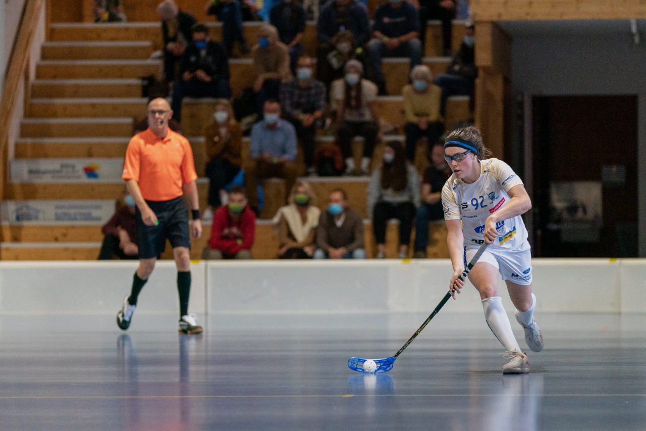 Frauen NLA Runde 5 2020/21 , Switzerland: 04.10.2020, Ballsporthalle Oberemmental (BOE), Zollbrück, Tanja Bühler (Nr. 92, Kloten-Dietlikon Jets) spielt den Ball

Credit: Claudio Schwarz, unihockey-fotos.ch