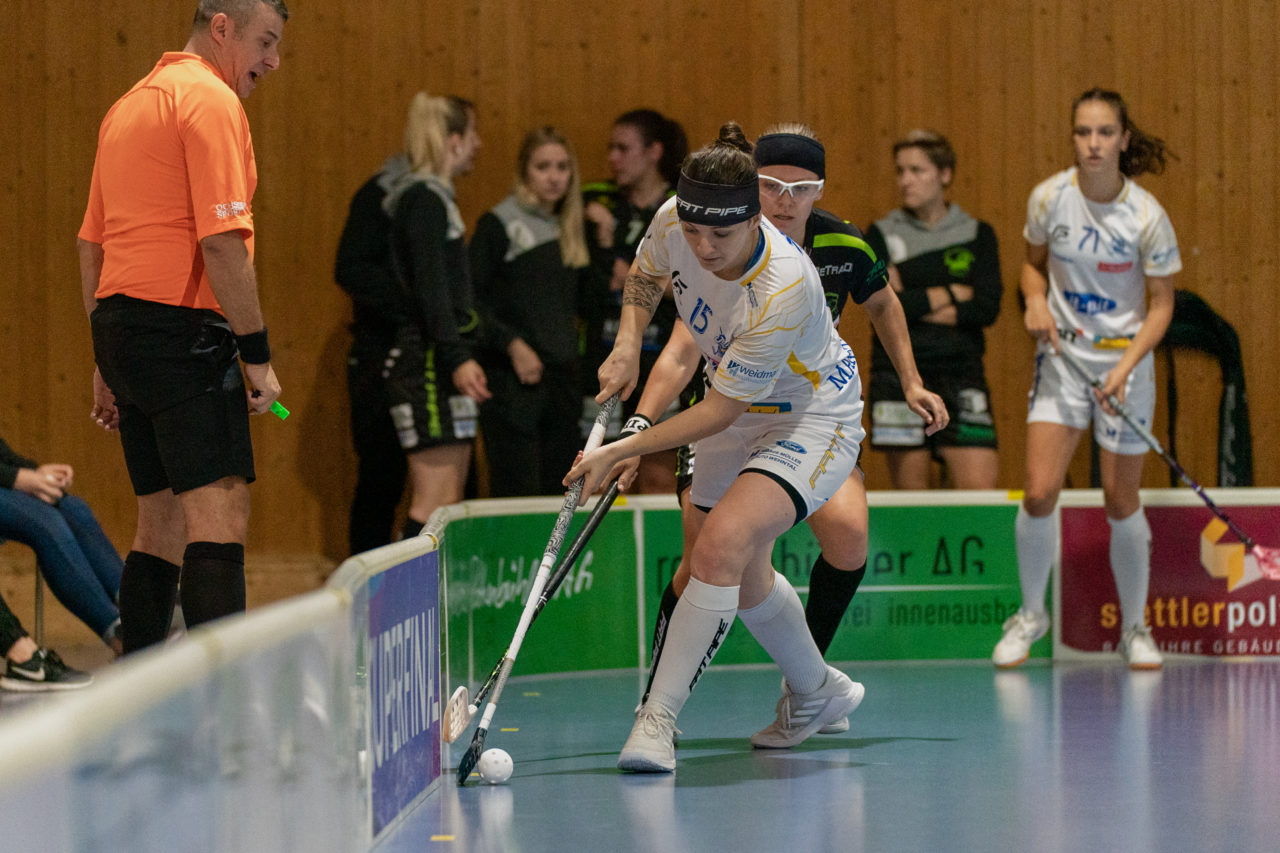 Frauen NLA Runde 5 2020/21 , Switzerland: 04.10.2020, Ballsporthalle Oberemmental (BOE), Zollbrück, Natalie Martinakova (Nr. 15, Kloten-Dietlikon Jets) am Ball

Credit: Claudio Schwarz, unihockey-fotos.ch