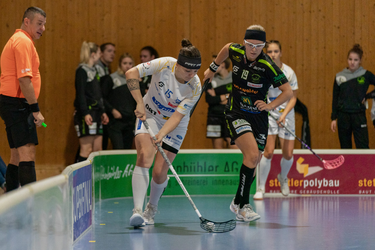 Frauen NLA Runde 5 2020/21 , Switzerland: 04.10.2020, Ballsporthalle Oberemmental (BOE), Zollbrück, Natalie Martinakova (Nr. 15, Kloten-Dietlikon Jets) am Ball

Credit: Claudio Schwarz, unihockey-fotos.ch