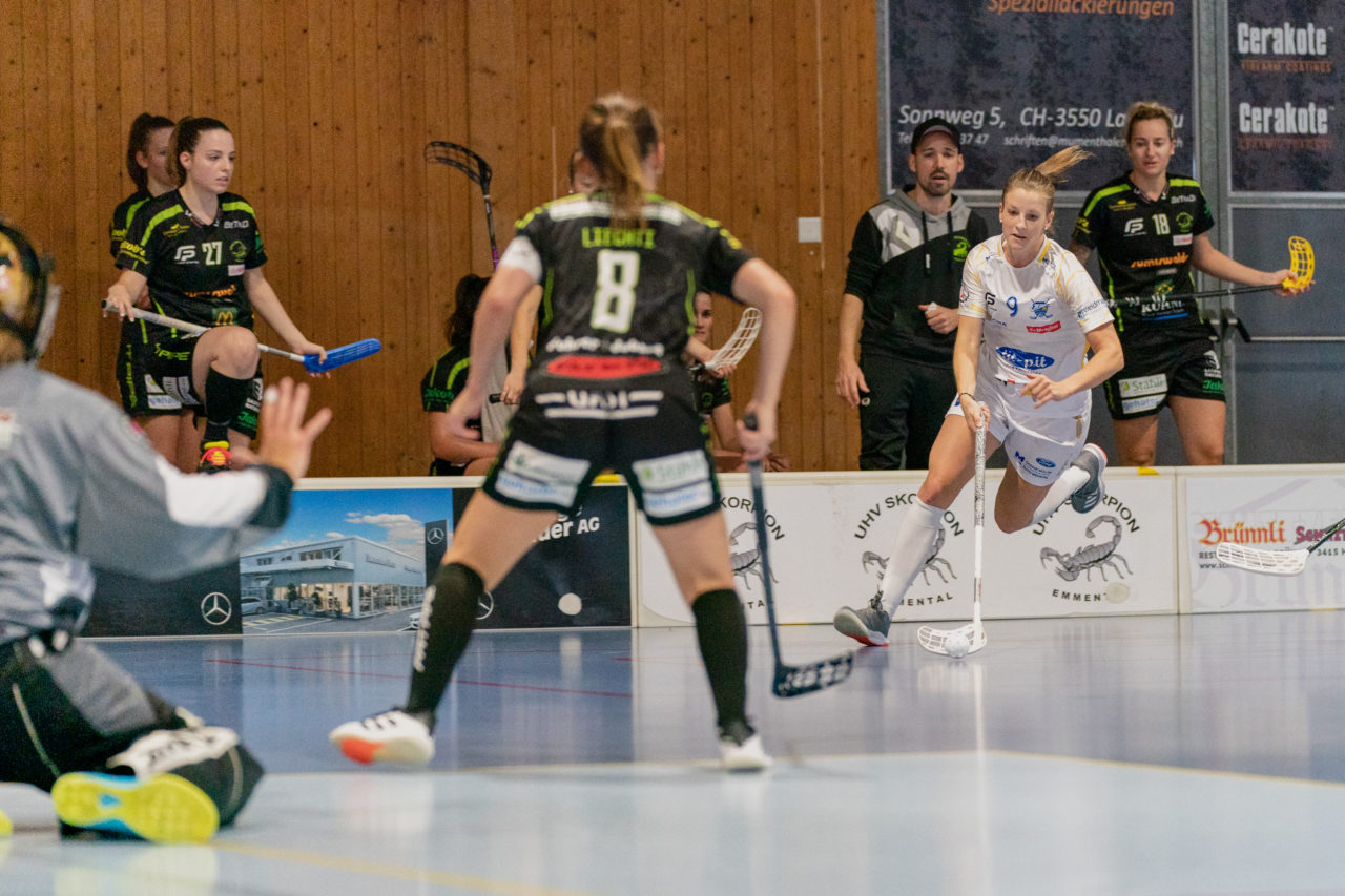 Frauen NLA Runde 5 2020/21 , Switzerland: 04.10.2020, Ballsporthalle Oberemmental (BOE), Zollbrück, Mirjam Hintermann (Nr. 9, Kloten-Dietlikon Jets) am Ball

Credit: Claudio Schwarz, unihockey-fotos.ch