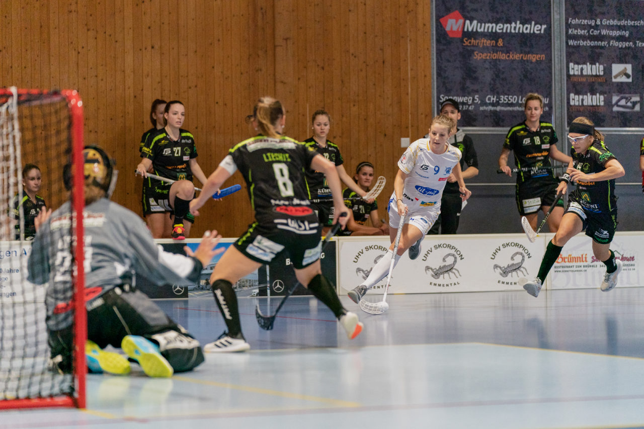 Frauen NLA Runde 5 2020/21 , Switzerland: 04.10.2020, Ballsporthalle Oberemmental (BOE), Zollbrück, Mirjam Hintermann (Nr. 9, Kloten-Dietlikon Jets) am Ball

Credit: Claudio Schwarz, unihockey-fotos.ch